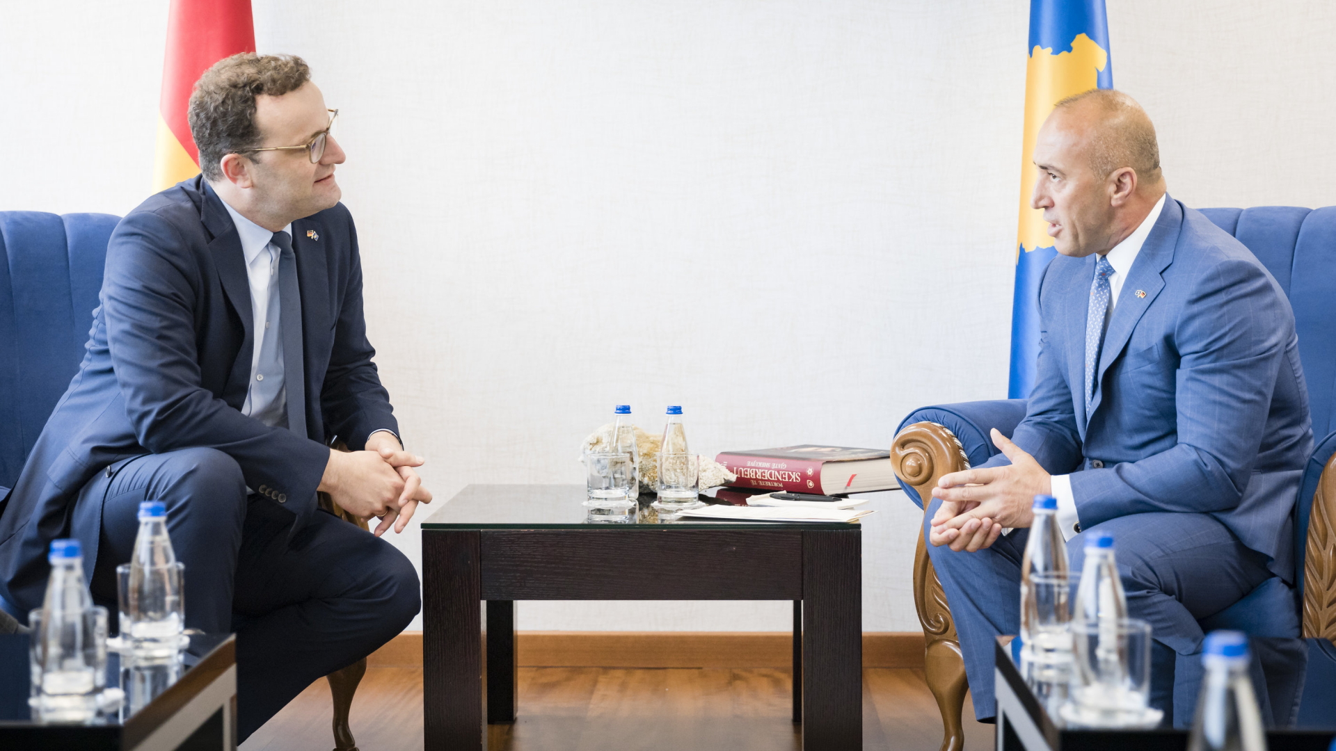 Bundesgesundheitsminister Jens Spahn spricht mit dem Ministerpräsident des Kosovo, Ramush Haradinaj. | Bildquelle: dpa