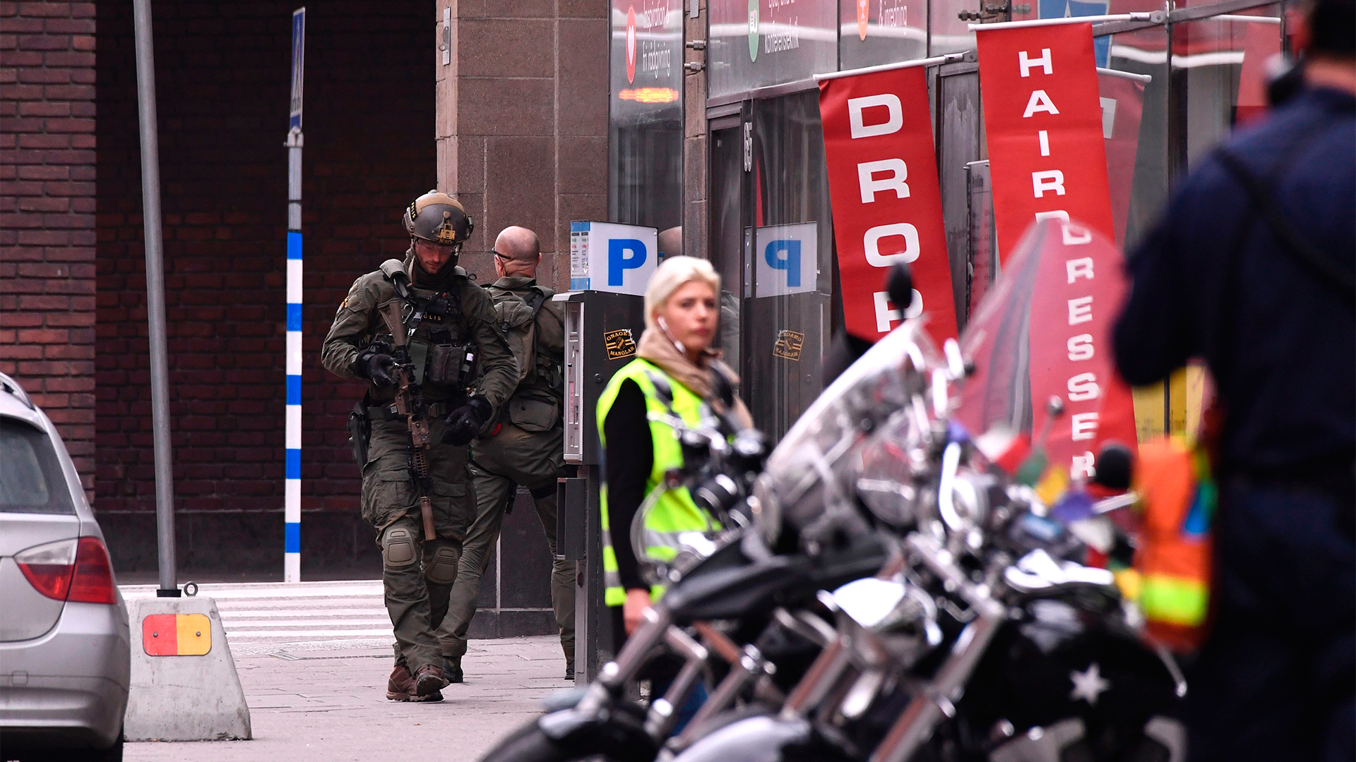 Polizisten stehen in einer Einkaufsstraße in Stockholm | Bildquelle: AFP