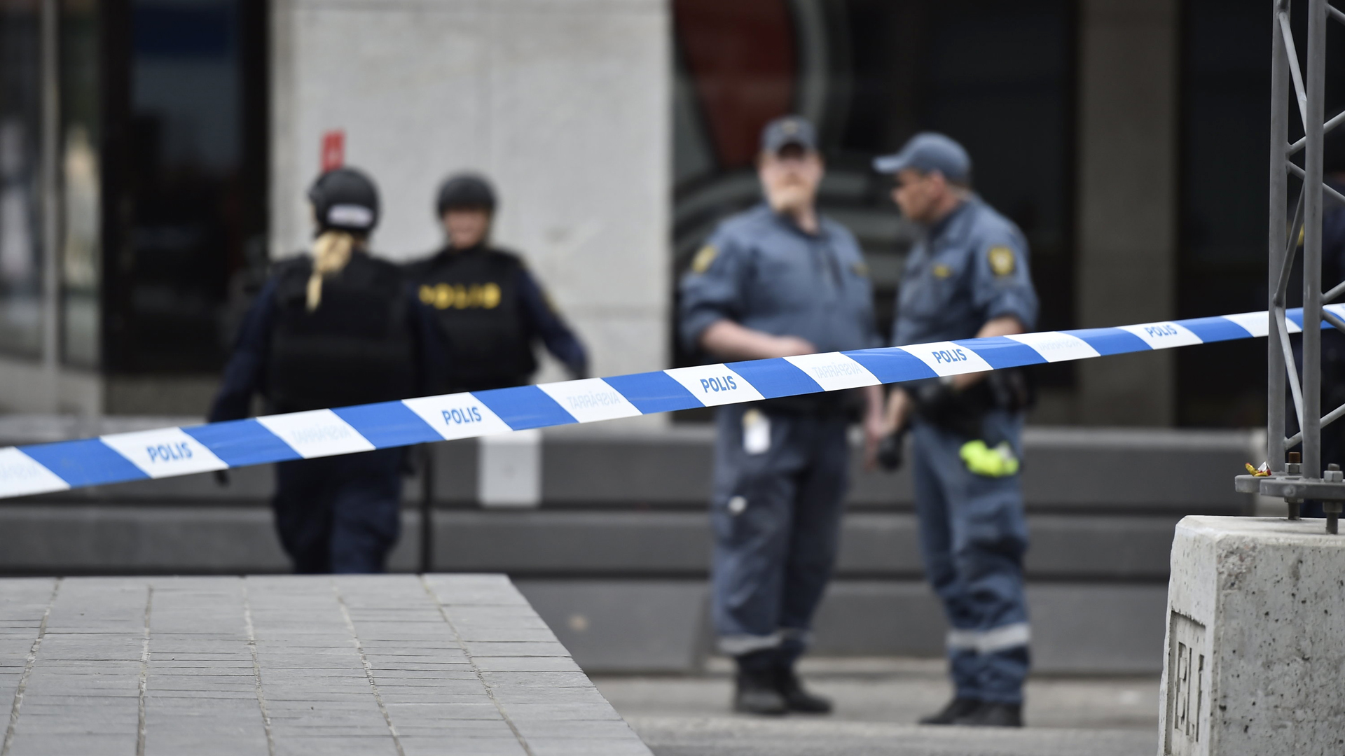 Polizisten hinter einer Absperrung in Stockholm. | Bildquelle: AP