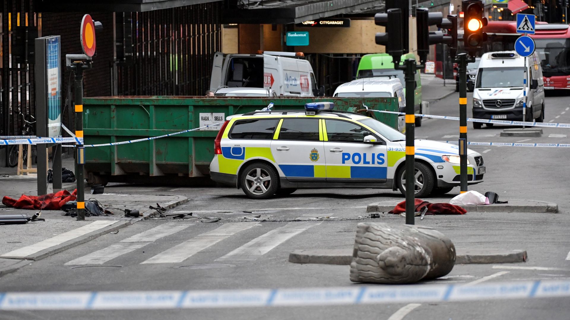 Polizist am Tatort in Stockholm | Bildquelle: REUTERS