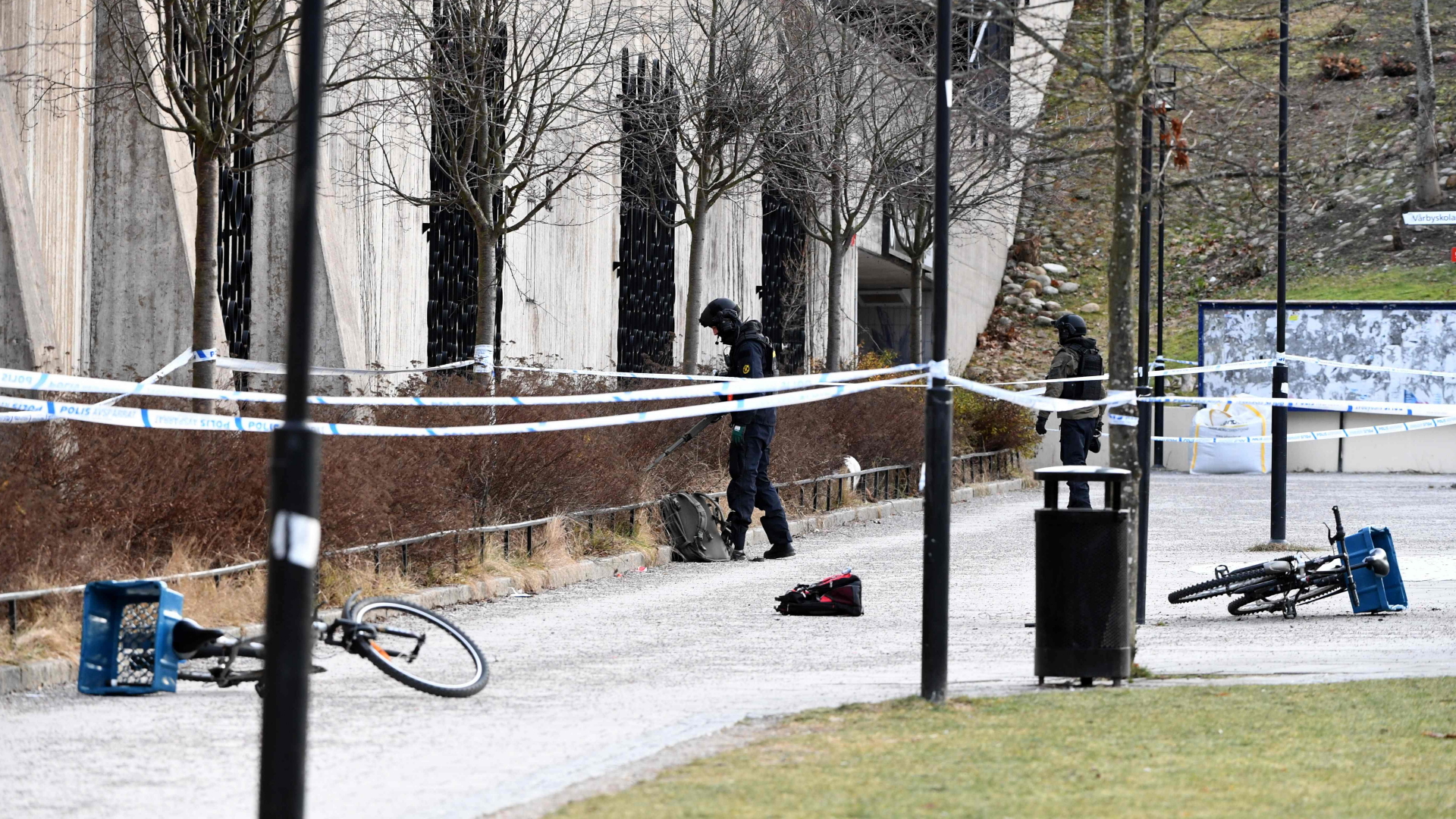 Die Polizei untersucht eine abgesperrtes Areal vor eine U-Bahn-Station. | Bildquelle: AFP