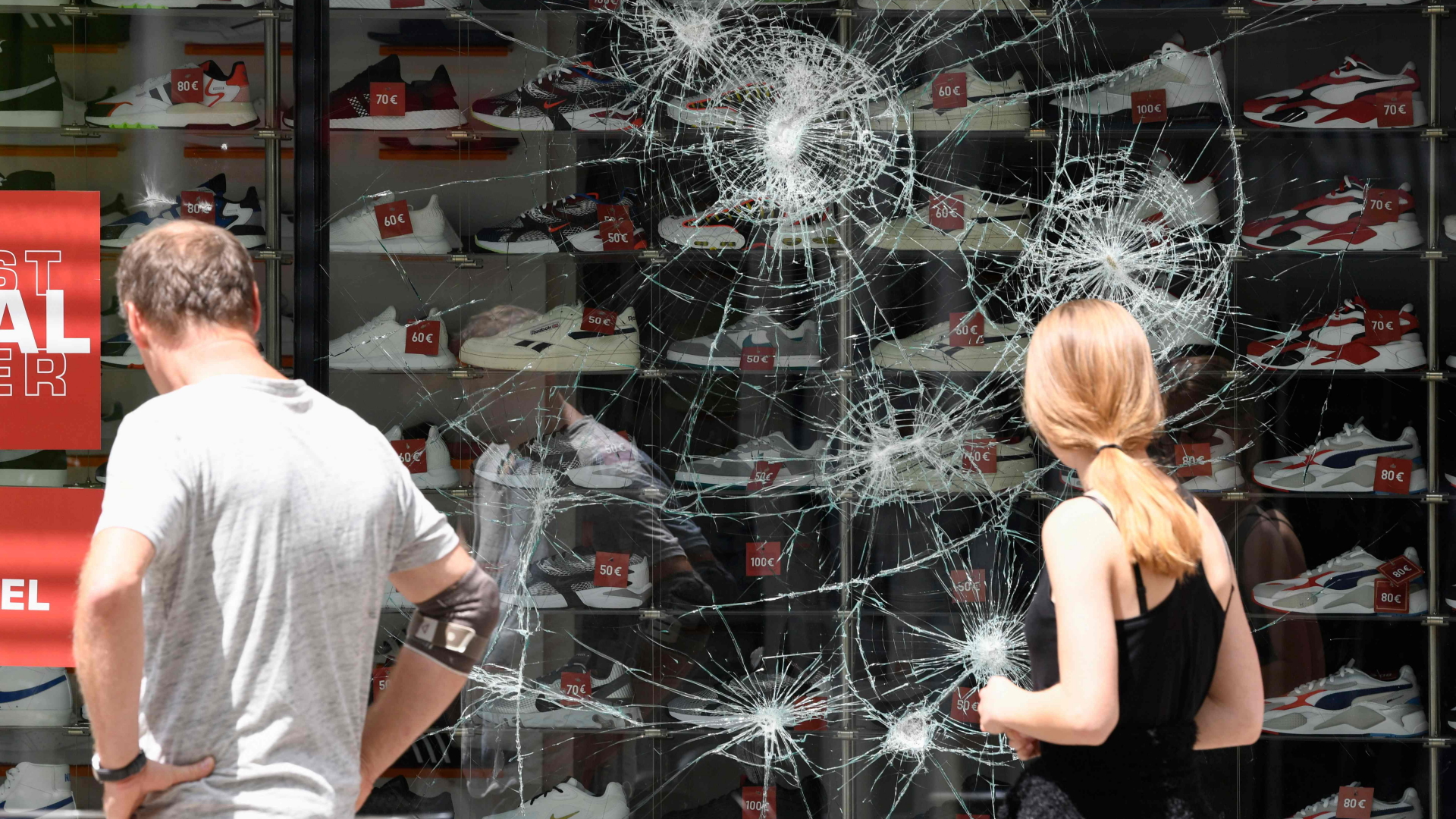 Zerstörtes Schaufenster nach Randale in Stuttgart | Bildquelle: AFP