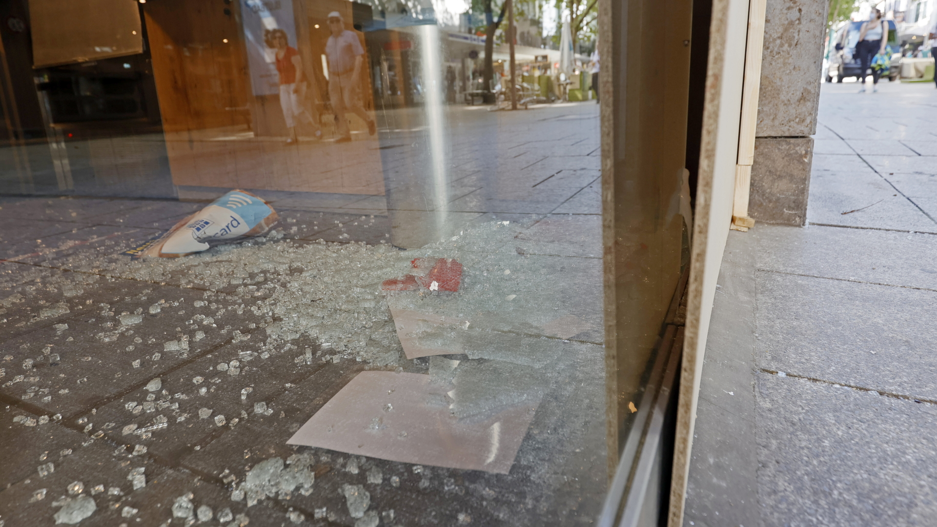 Zerstörte Fensterscheiben in Stuttgart | Bildquelle: RONALD WITTEK/EPA-EFE/Shuttersto
