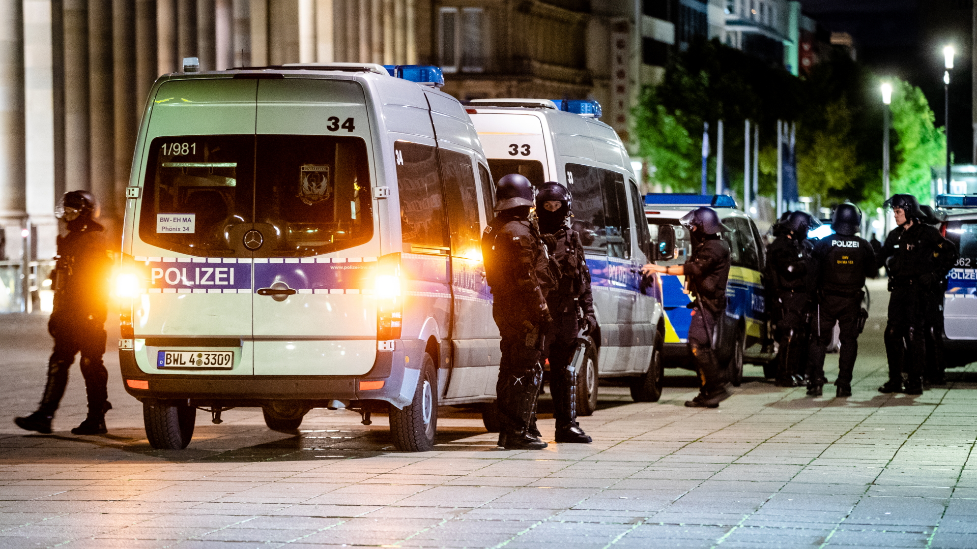 Einheiten der Polizei stehen in der Innenstadt von Stuttgart. | Bildquelle: dpa