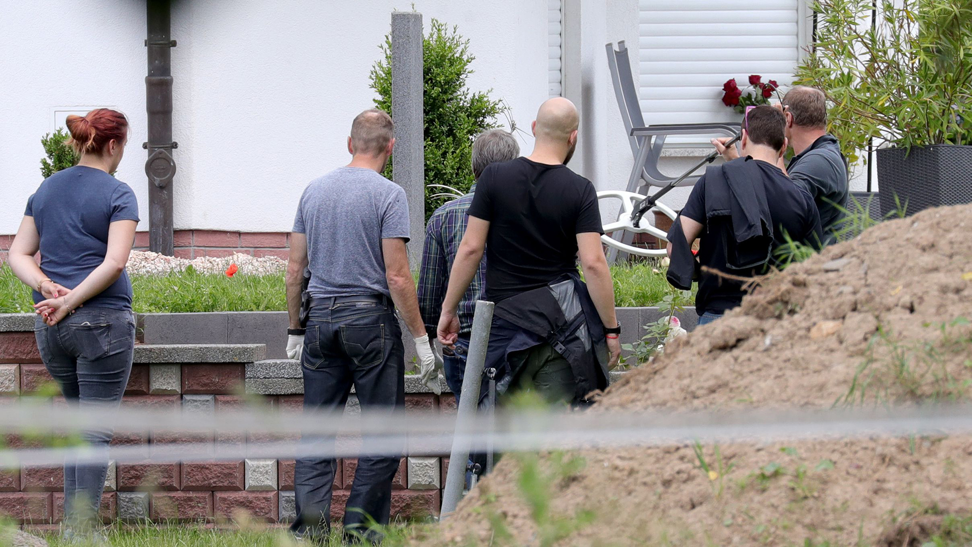 Polizisten untersuchen den Tatort in Wolfhagen-Istha | Bildquelle: ARMANDO BABANI/EPA-EFE/REX