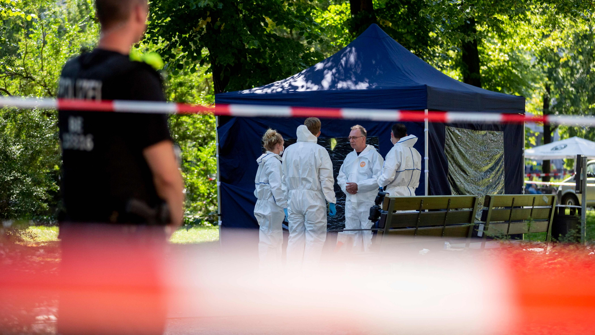 Ermittler am Tatort im Tiergarten | Bildquelle: AFP