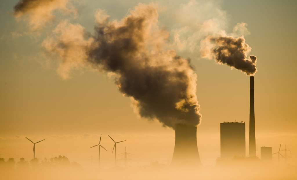 Das Kohlekraftwerk Mehrum und Windräder produzieren am 10.09.2015 Strom in Hohenhameln im Landkreis Peine (Niedersachsen)