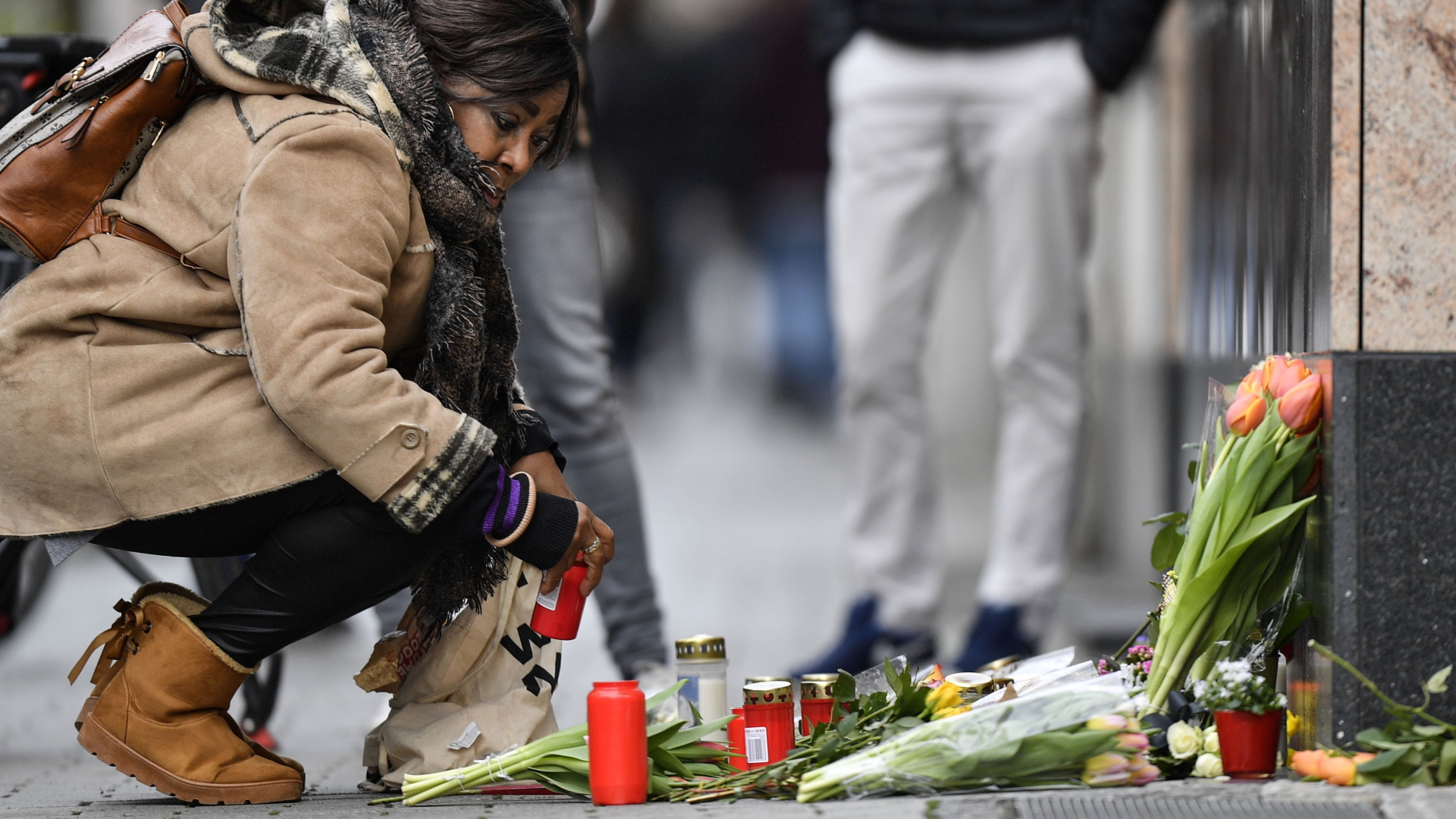 Menschen legen Blumen für die Opfer der Gewalttat von Hanau nieder. | Bildquelle: AP