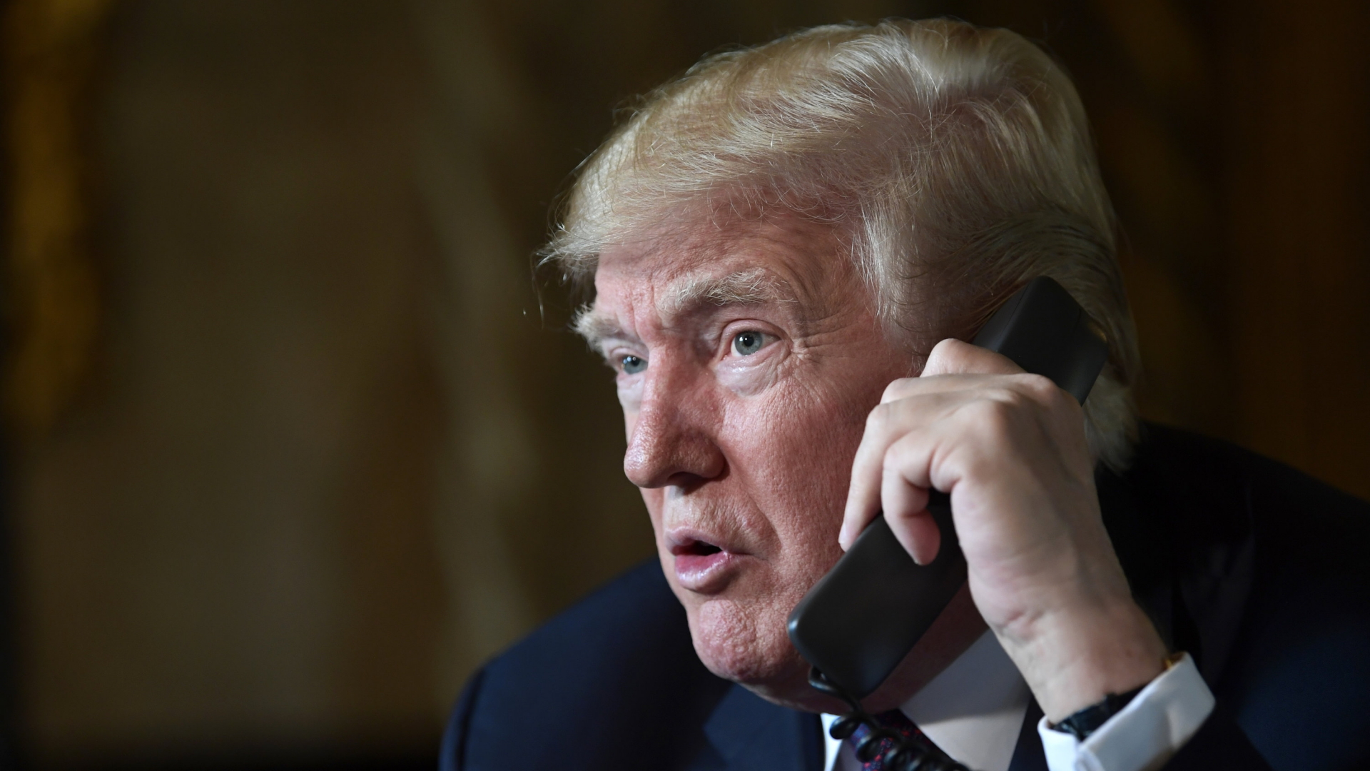 US-Präsident Trump am Telefon (Archivbild). | Bildquelle: dpa