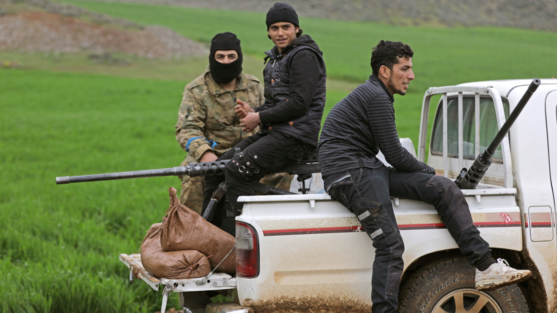 Von der Türkei unterstützte Milizionäre sitzen in der syrischen Provinz Afrin auf einem Pkw. (Foto vom 19. Februar) | Bildquelle: REUTERS