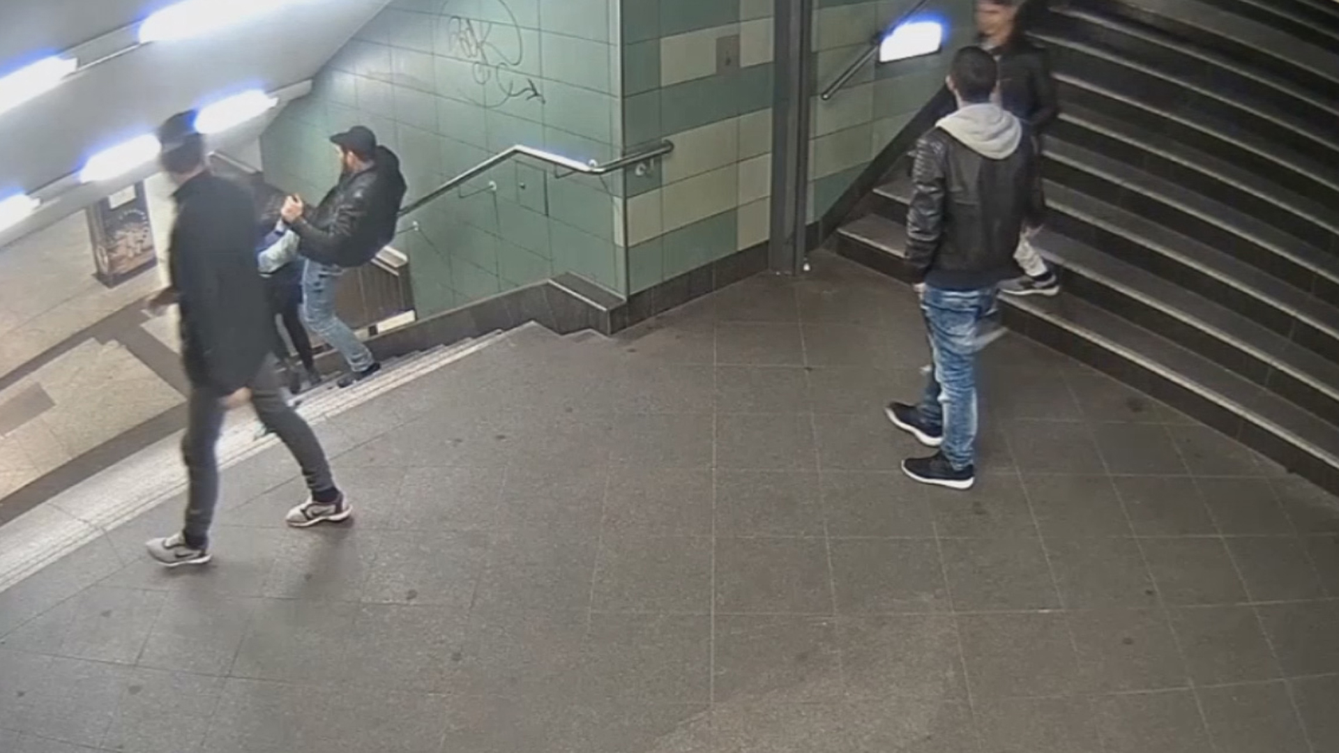 Das Foto aus einer Videosequenz, mit dem die Berliner Polizei um Mithilfe bei der Identifizierung mehrerer Männer bittet, zeigt den brutalen Angriff auf eine junge Frau in einem U-Bahnhof.  | Bildquelle: picture alliance / Polizei Berli