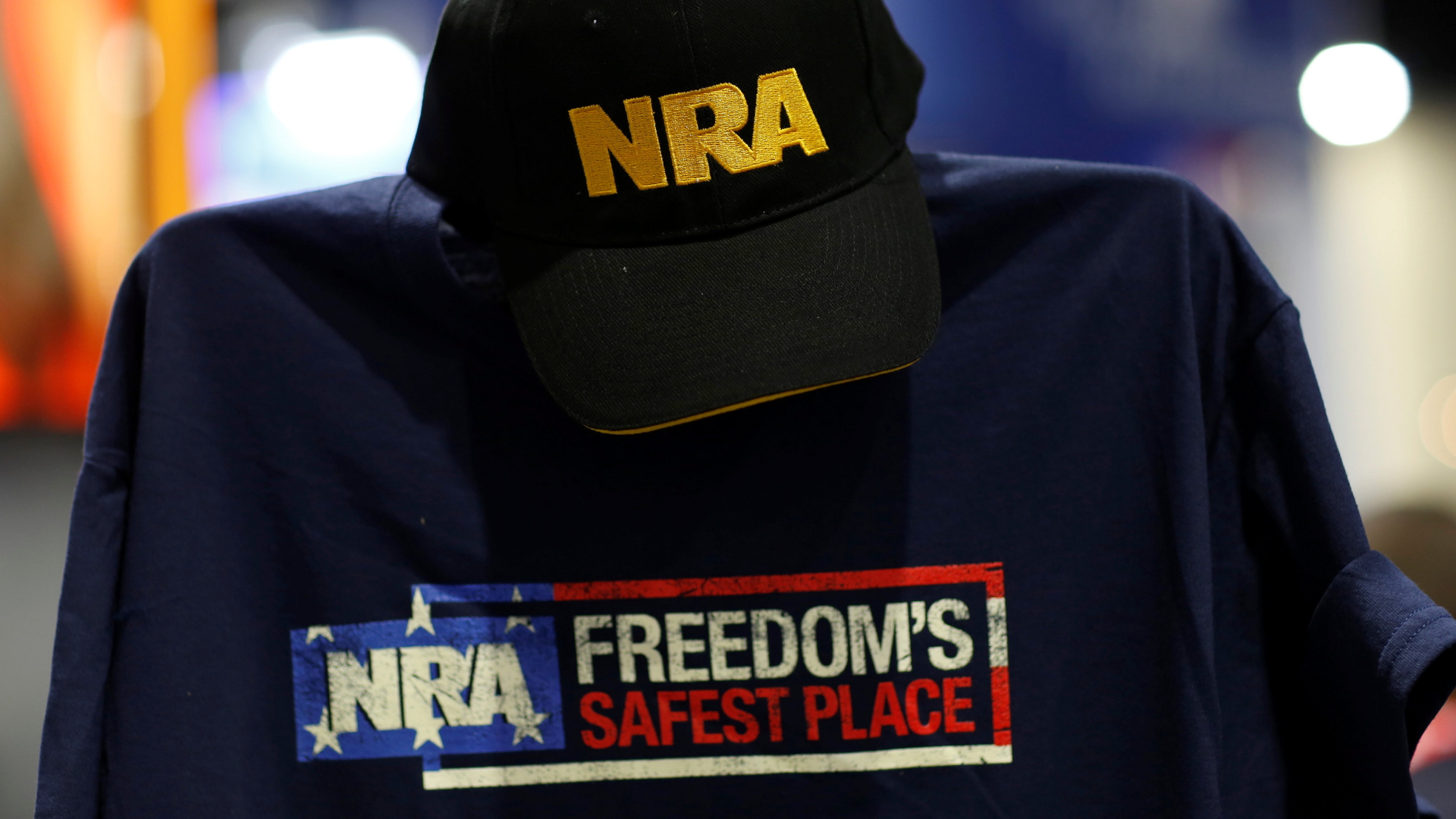 Auf einem T-Shirt und einer Basecap ist das Logo der NRA aufgedruckt. | Bildquelle: REUTERS