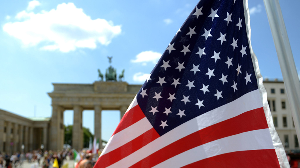 US-Flagge vor dem Brandenburger Tor