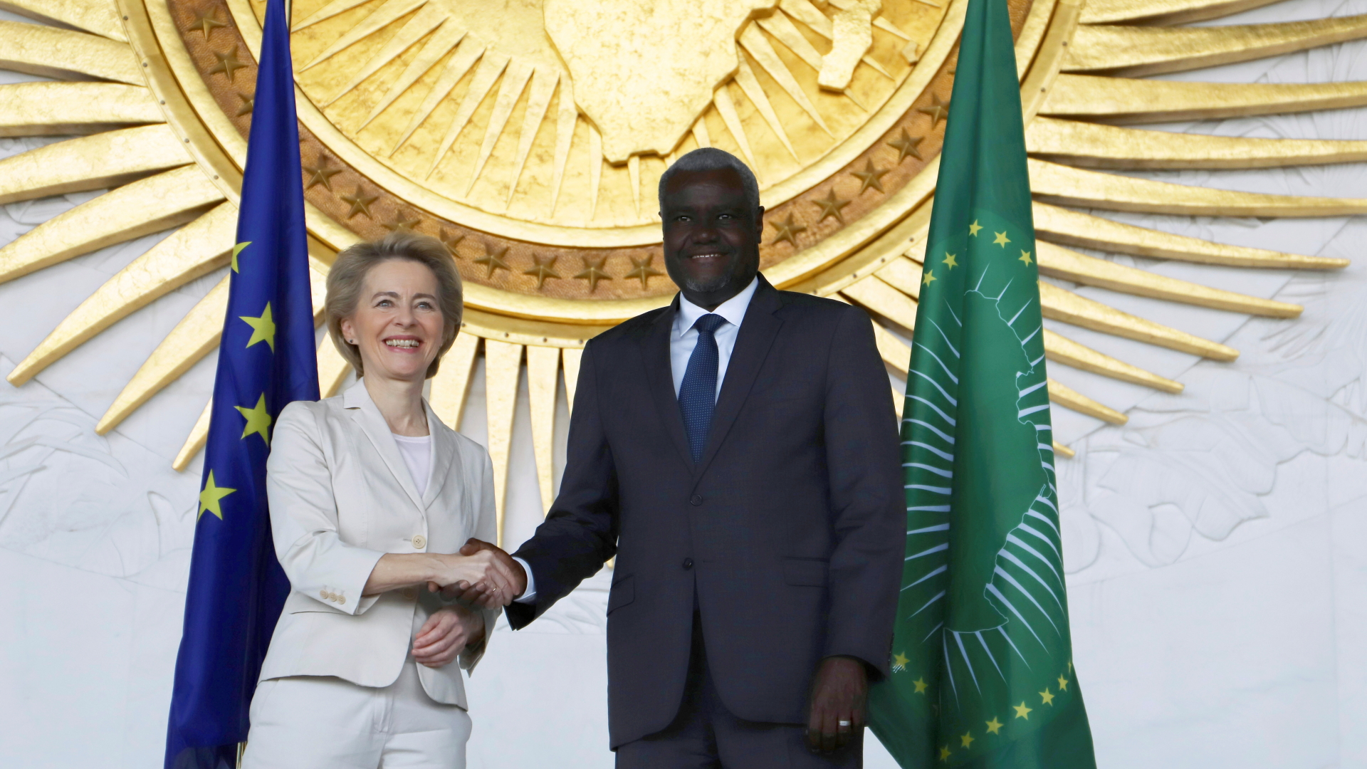 EU-Kommissionspräsidentin Ursula von der Leyen bei Handschlag mit dem Chef der Afrikanischen Union, Moussa Faki. | Bildquelle: REUTERS