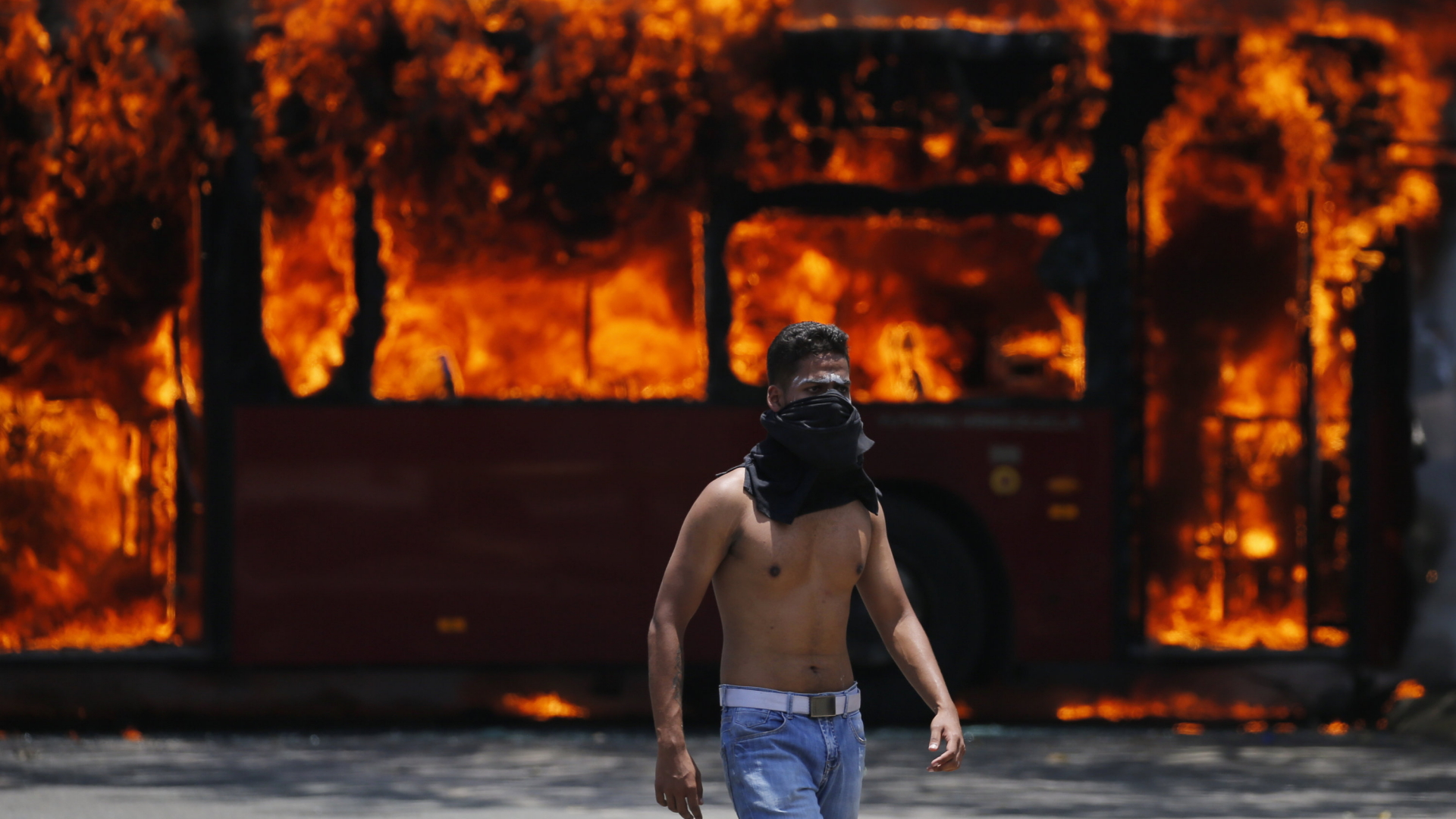In Venezuela sind die Proteste von Regierungsgegnern in Gewalt umgeschlagen. | Bildquelle: AP