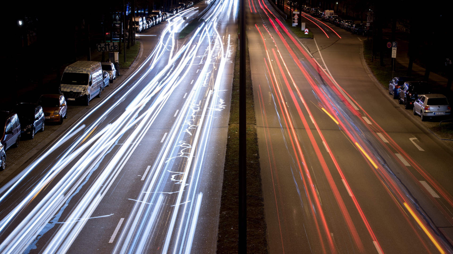 Fahrzeuge auf einer Münchener Straße hinterlassen bunte Lichtspuren. | Bildquelle: dpa