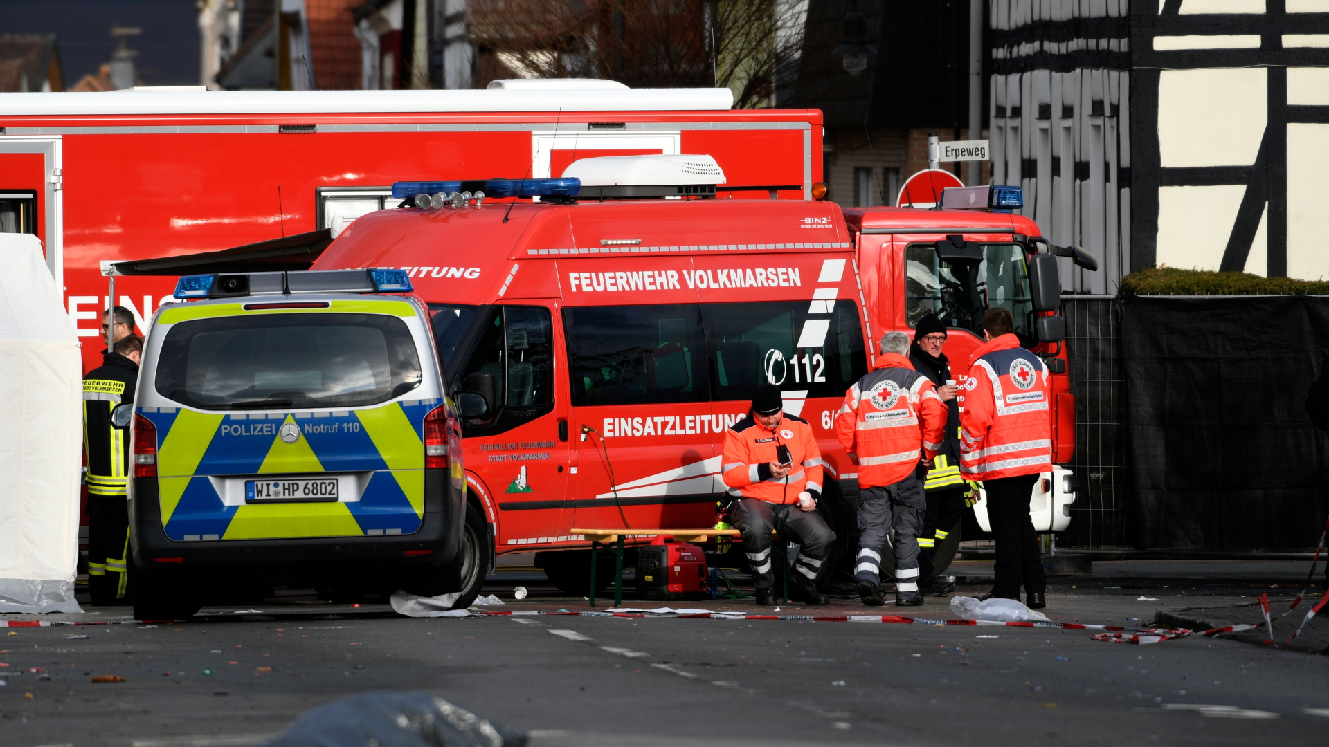 Polizei und Feuerwehr in Volkmarsen | Bildquelle: AFP