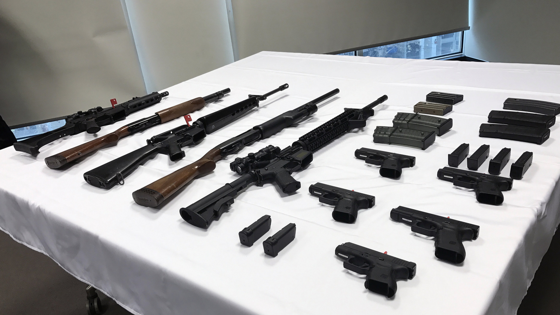 Verschiedene Gehwehre und Pistolen liegen am 16.06.2017 in Canberra (Australien) auf einem Tisch. | Bildquelle: dpa