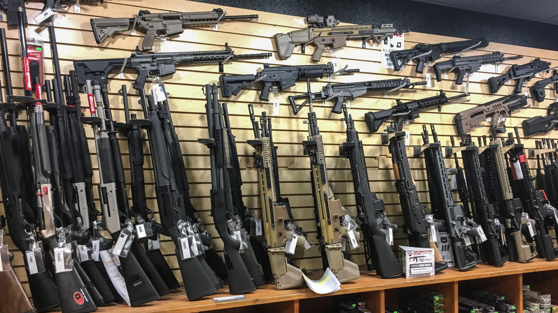 Halbautomatische Waffen in einem Geschäft in den USA | Bildquelle: AFP