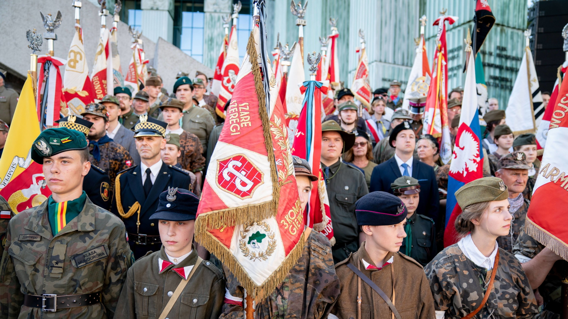 In historischen Uniformen nehmen Polen verschiedener Generationen an der Gedenkveranstaltung zum 75. Jahrestag Warschauer Aufstand teil.  | Bildquelle: dpa