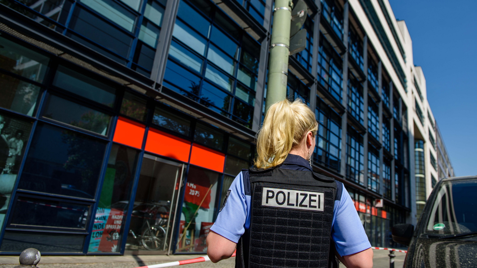 Eine Polizistin sperrt den Bereich vor dem Willy-Brandt-Haus ab. | Bildquelle: dpa