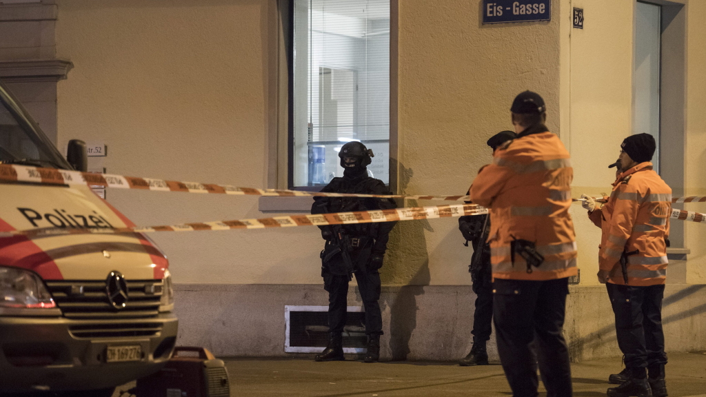 Polizeiabsperrung am islamischen Zentrum in Zürich | Bildquelle: dpa