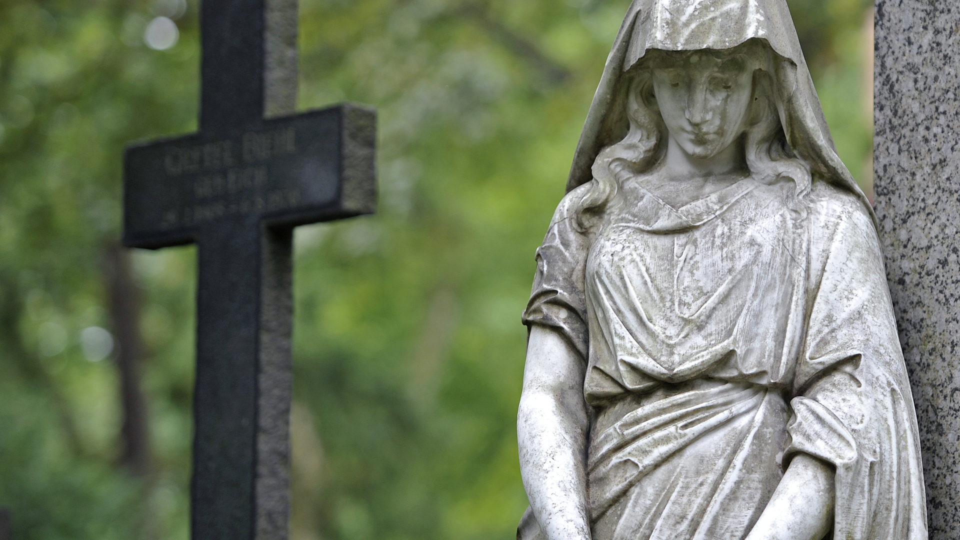Ein Trauerengel auf dem Hauptfriedhof in Frankfurt am Main. | Bildquelle: dpa