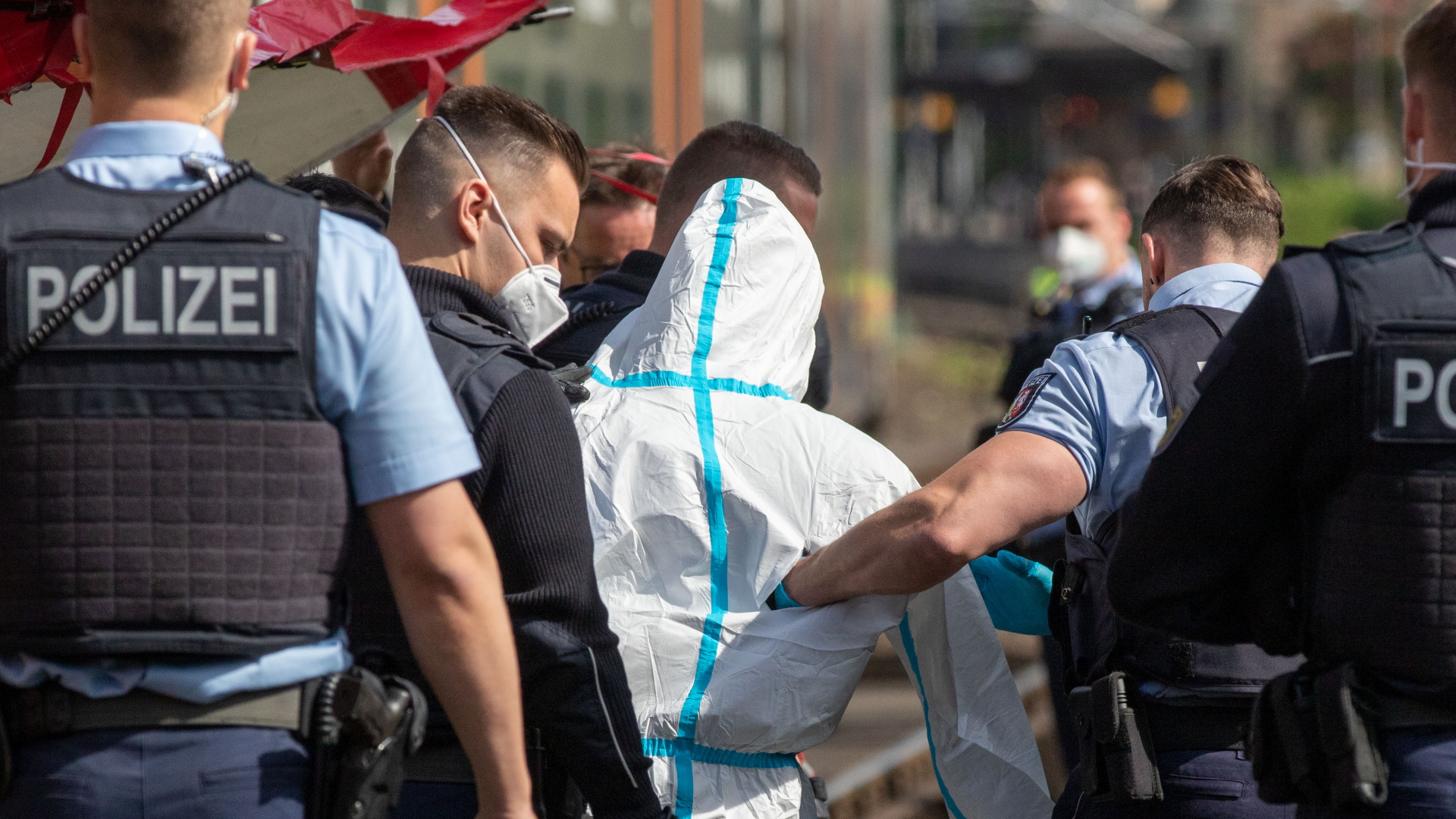 Nach Messerattacke bei Aachen: Polizisten führen den mutmaßlichen Täter ab | dpa