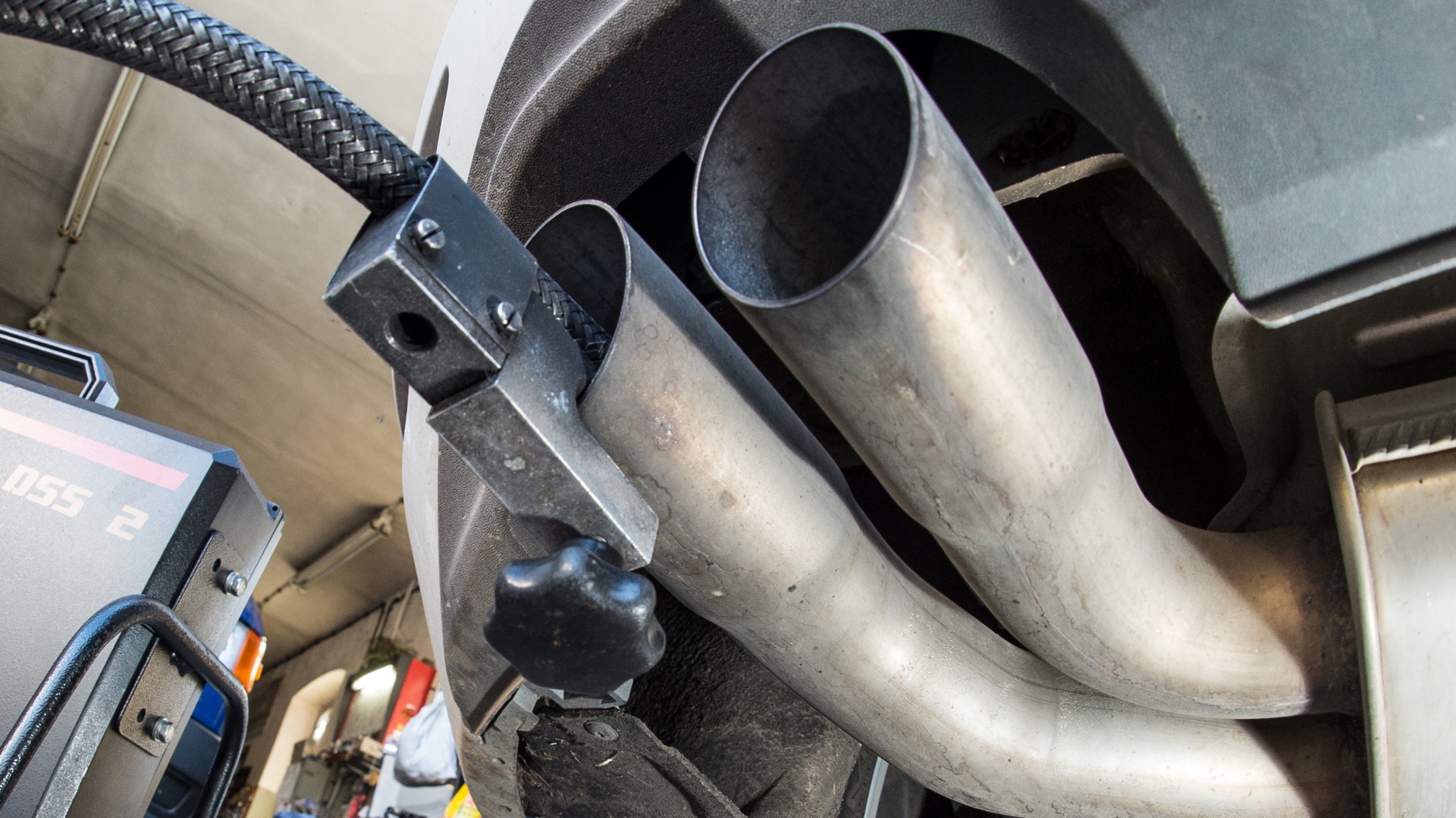 Ein Messschlauch eines Geräts zur Abgasuntersuchung für Dieselmotoren steckt im Auspuffrohr eines VW Golf 2.0 TDI. (Archivbild vom 01.10.2015)