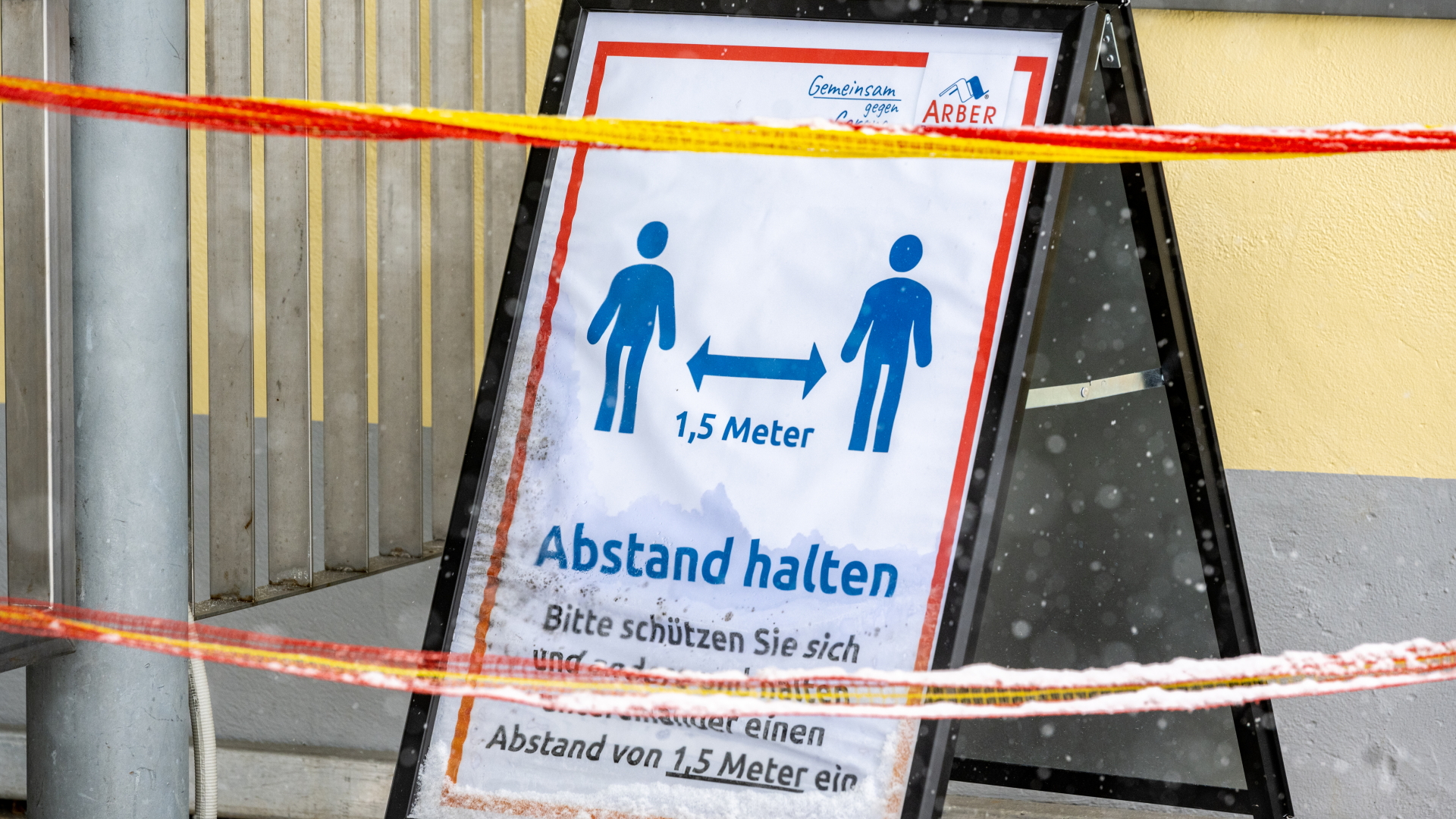 "Abstand halten" steht auf einem Schild vor der abgesperrten Gondelbahn am Großen Arber im bayerischen Bischofsmais  | dpa