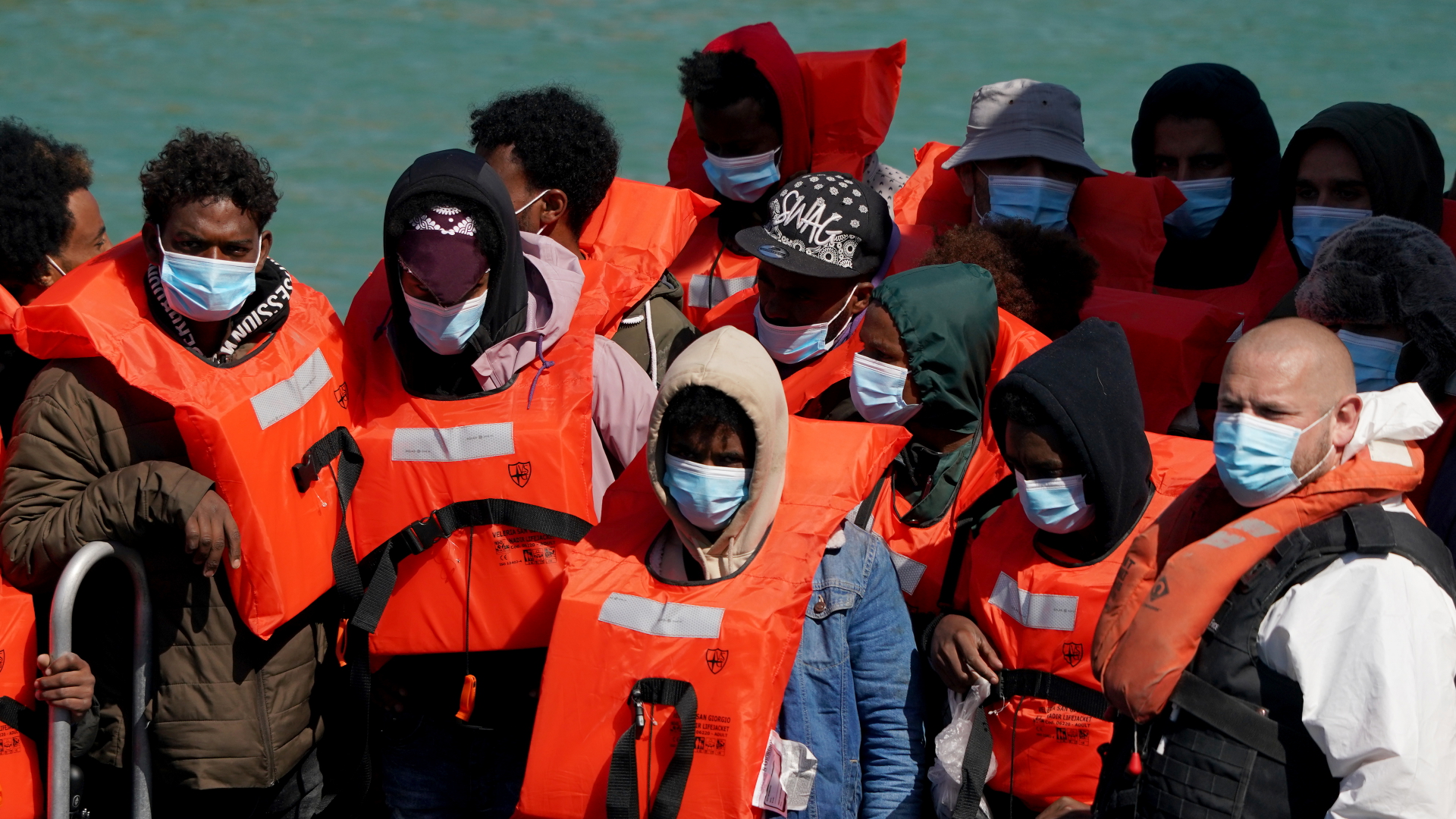 Eine Gruppe von Migranten auf einem Rettungsboot im Ärmelkanal (Archivbild 1. Juli 2021) | dpa