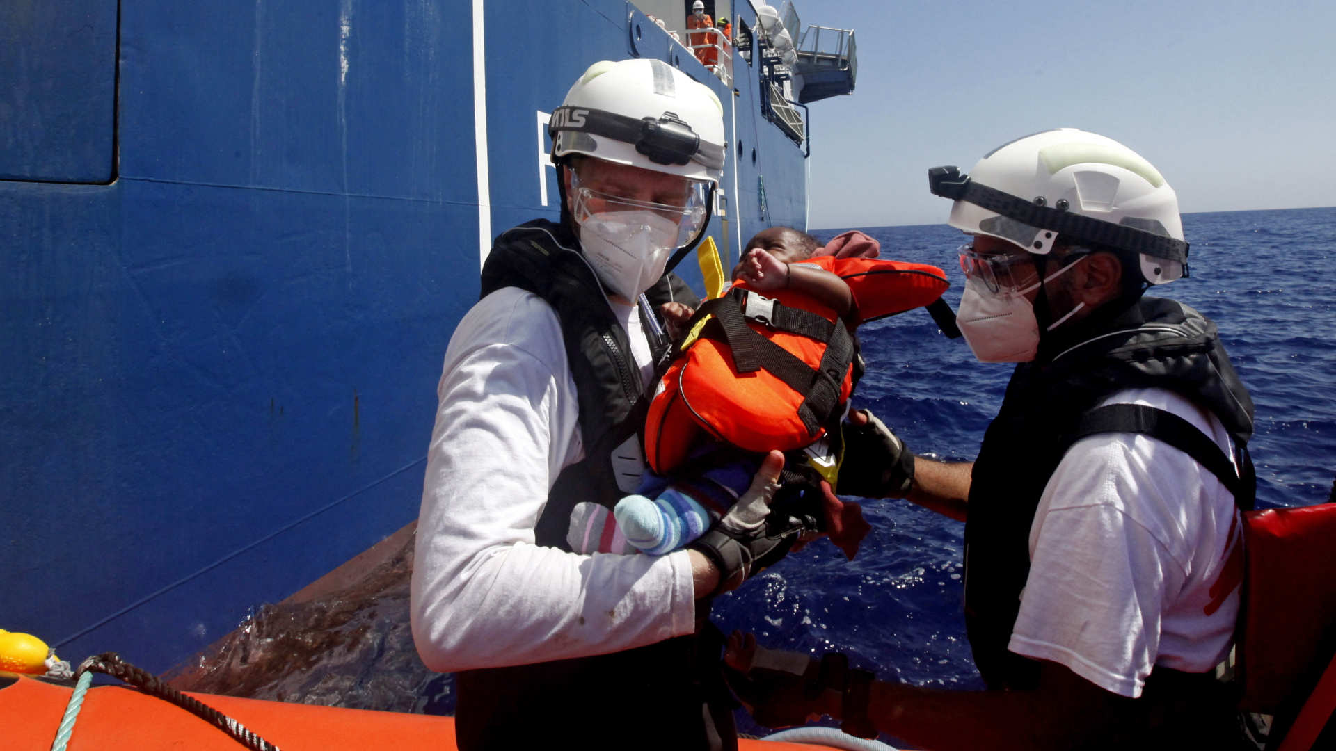 Mitarbeiter von "Ärzte ohne Grenzen" retten im Mittelmeer vor Libyen ein Baby | dpa