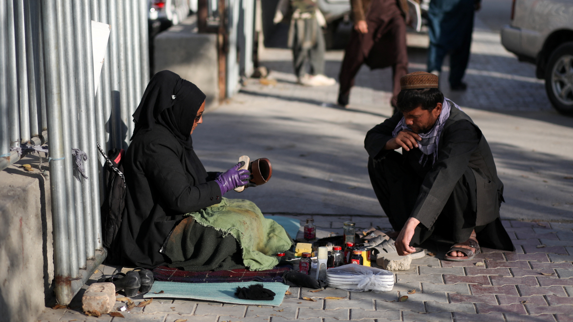 Die frühere Lehrerin Hadia Ahmadi putzt auf den Straßen Kabuls (Afghanistan) Schuhe, um ihre Familie durchzubringen | REUTERS