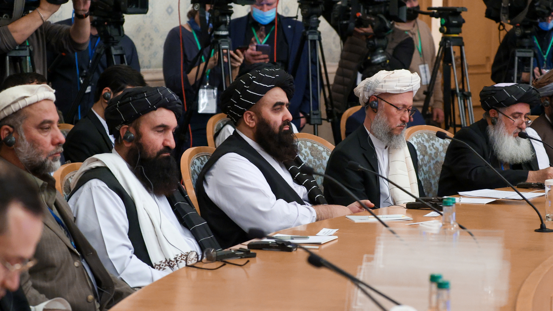 Außenminister Muttaqi mit weiteren Vertretern der Taliban-Führung bei Gesprächen in Moskau | via REUTERS