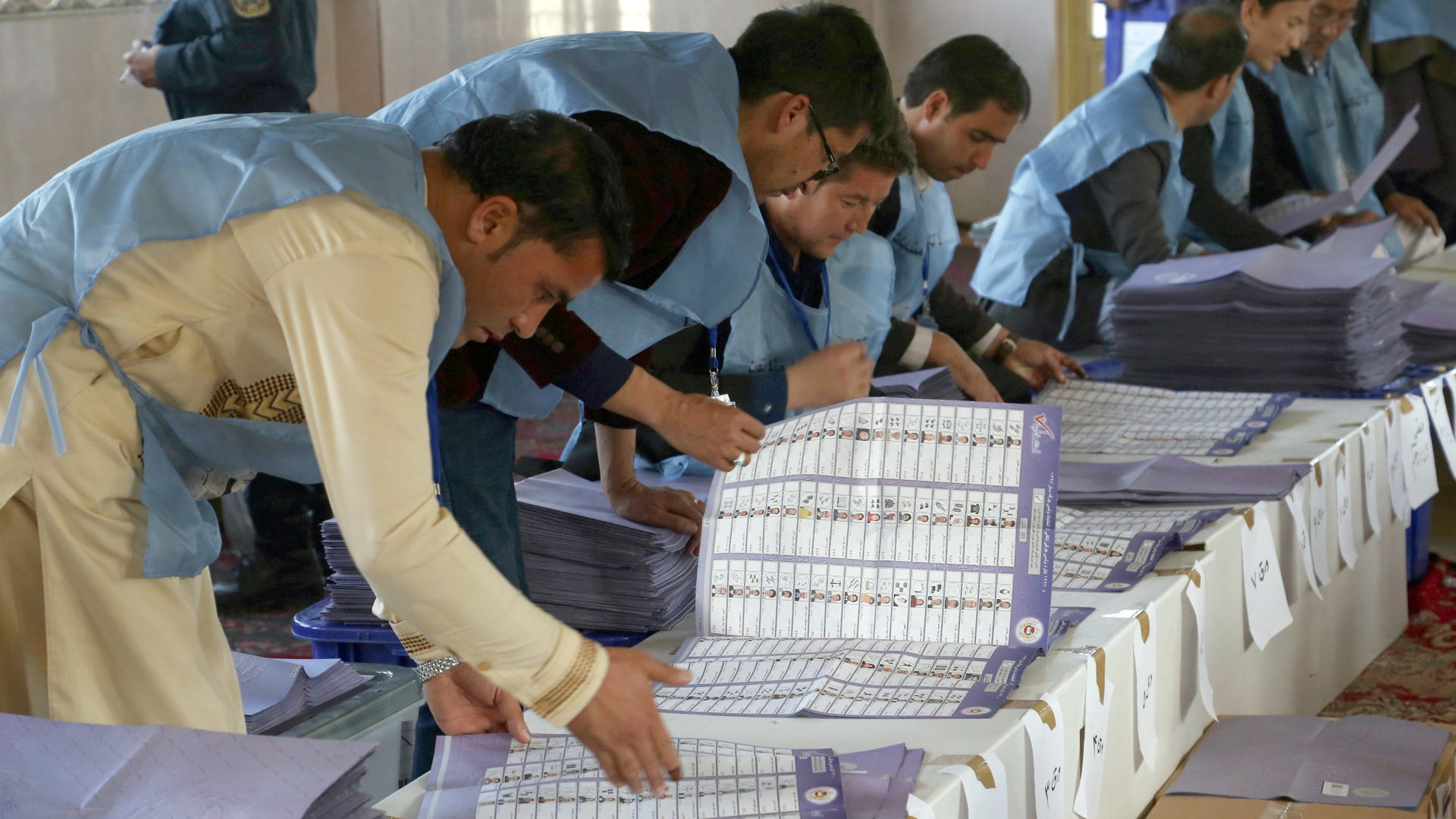 Mitarbeiter der Unabhängigen Wahlbeschwerdekommssion in Afghanistan prüfen Stimmzettel. | Bildquelle: dpa