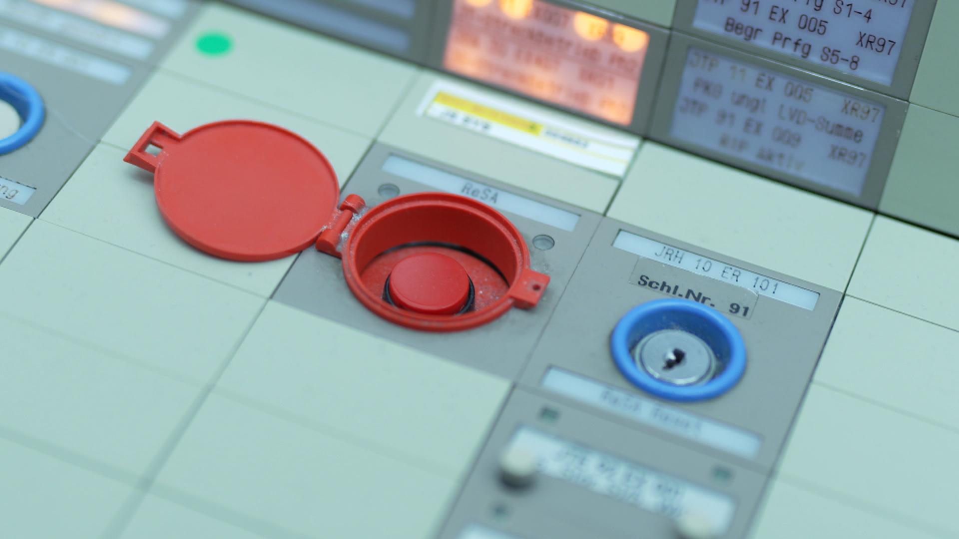 "ReSA" für "Reaktorschnellabschaltung" steht auf dem roten Knopf im AKW Isar II. | Ralph Zipperlen, BR