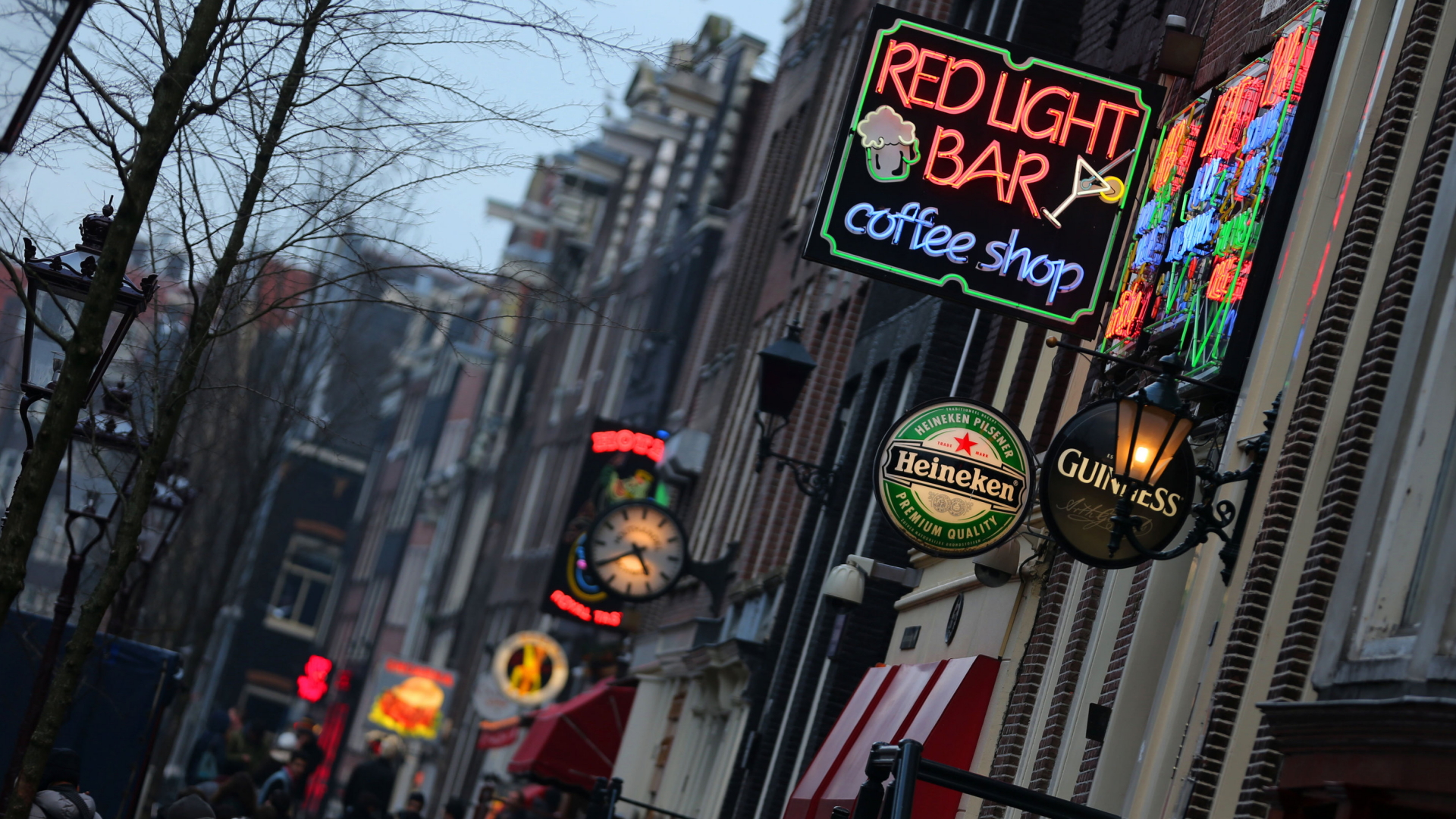 Straße in Amsterdam mit Coffeeshop | dpa