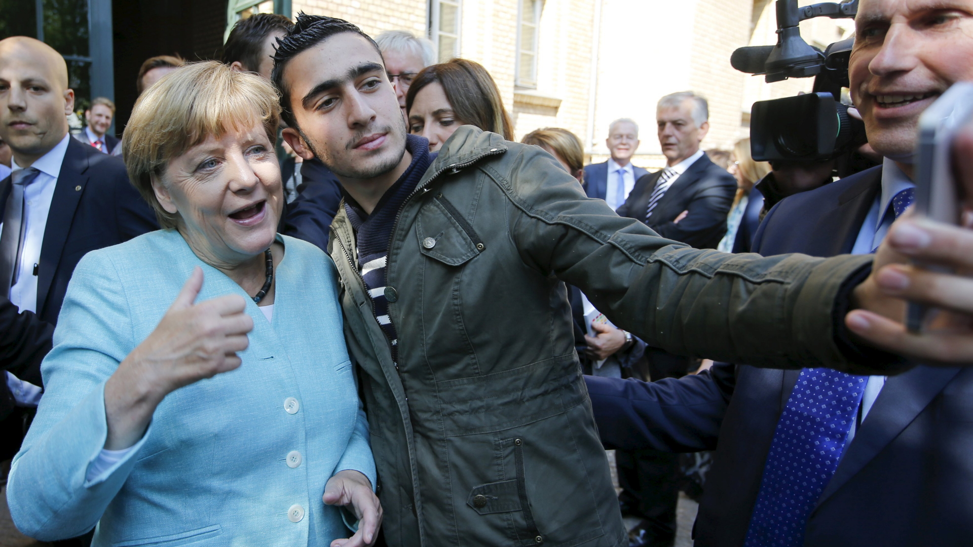 Anas Modamani mit Kanzlerin Merkel | REUTERS