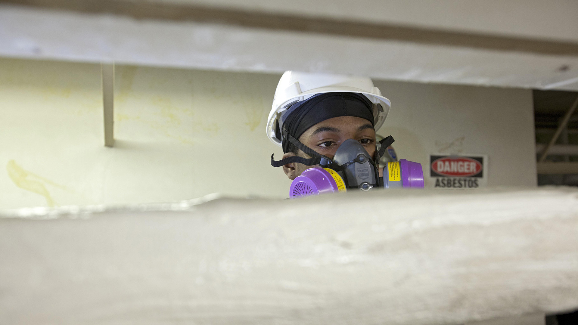 Arbeiter entfernt Asbestfasern | picture alliance / imageBROKER
