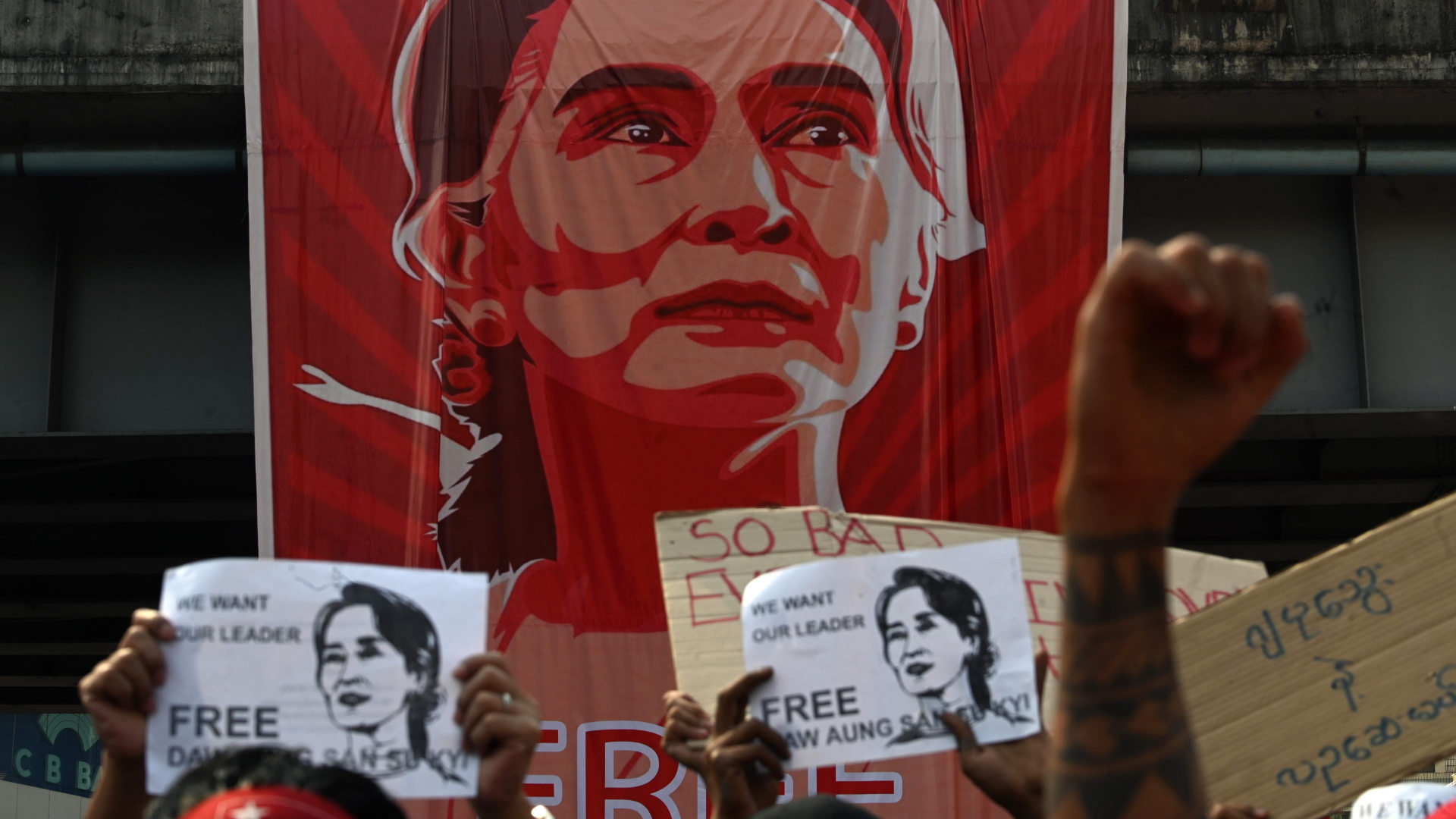 Demonstranten halten ein Plakat von Aung San Suu Kyi | AFP