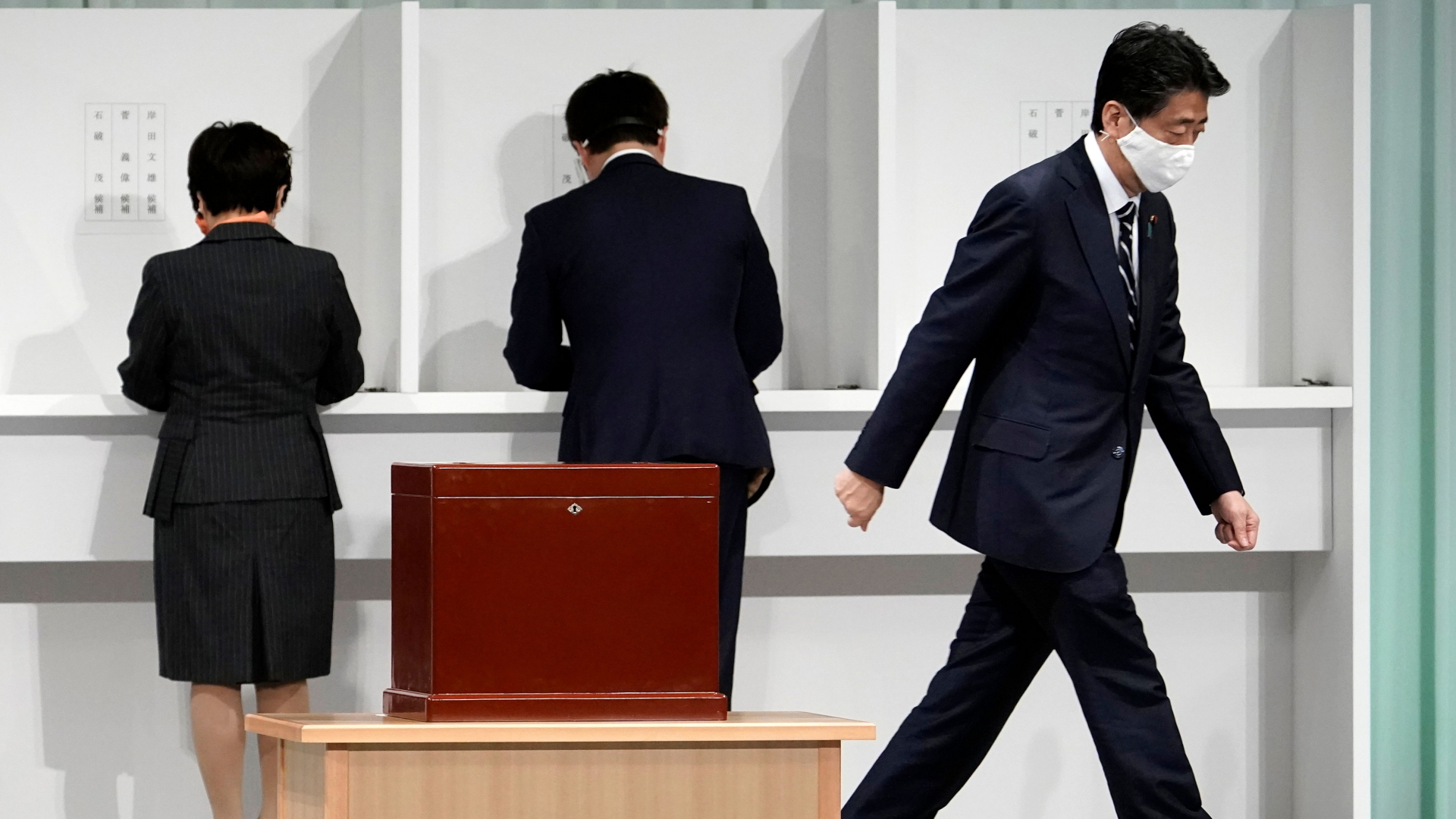 Der frühere japanische Premierminister Shinzo nach seiner Stimmabgabe. | AFP