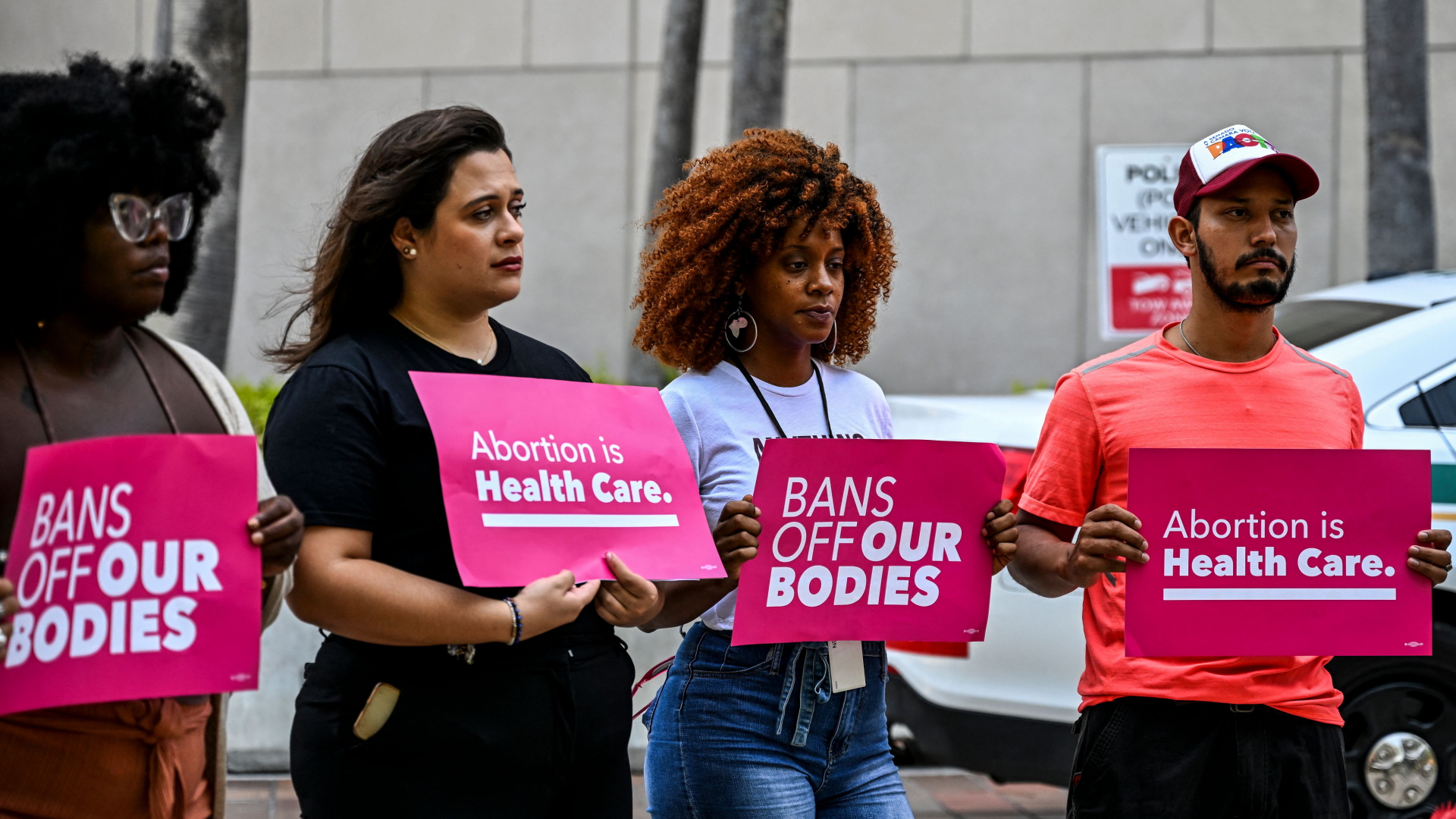 Mitglieder von Florida Planned Parenthood PAC Abtreibungsrechtsaktivisten halten nach dem Urteil des Obersten Gerichts Plakate hoch.