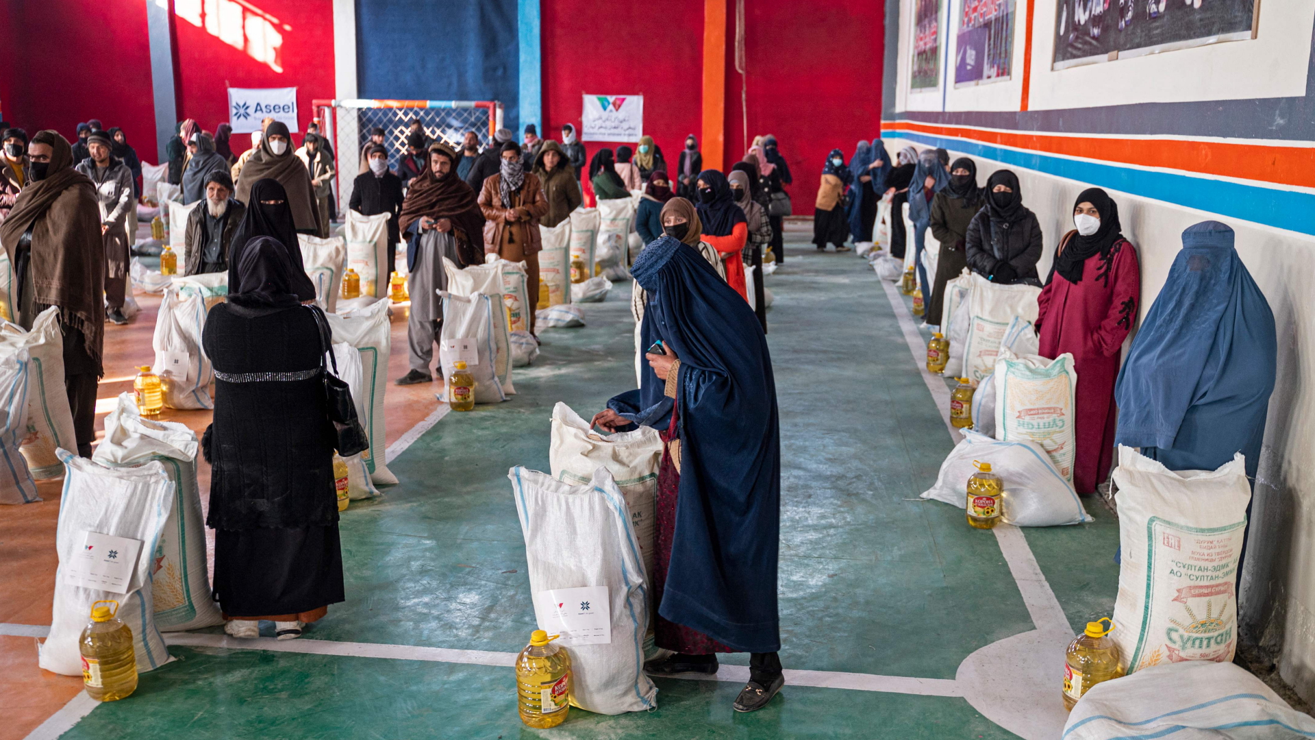 Menschen in Afghanistan erhalten humanitäre Hilfe | AFP