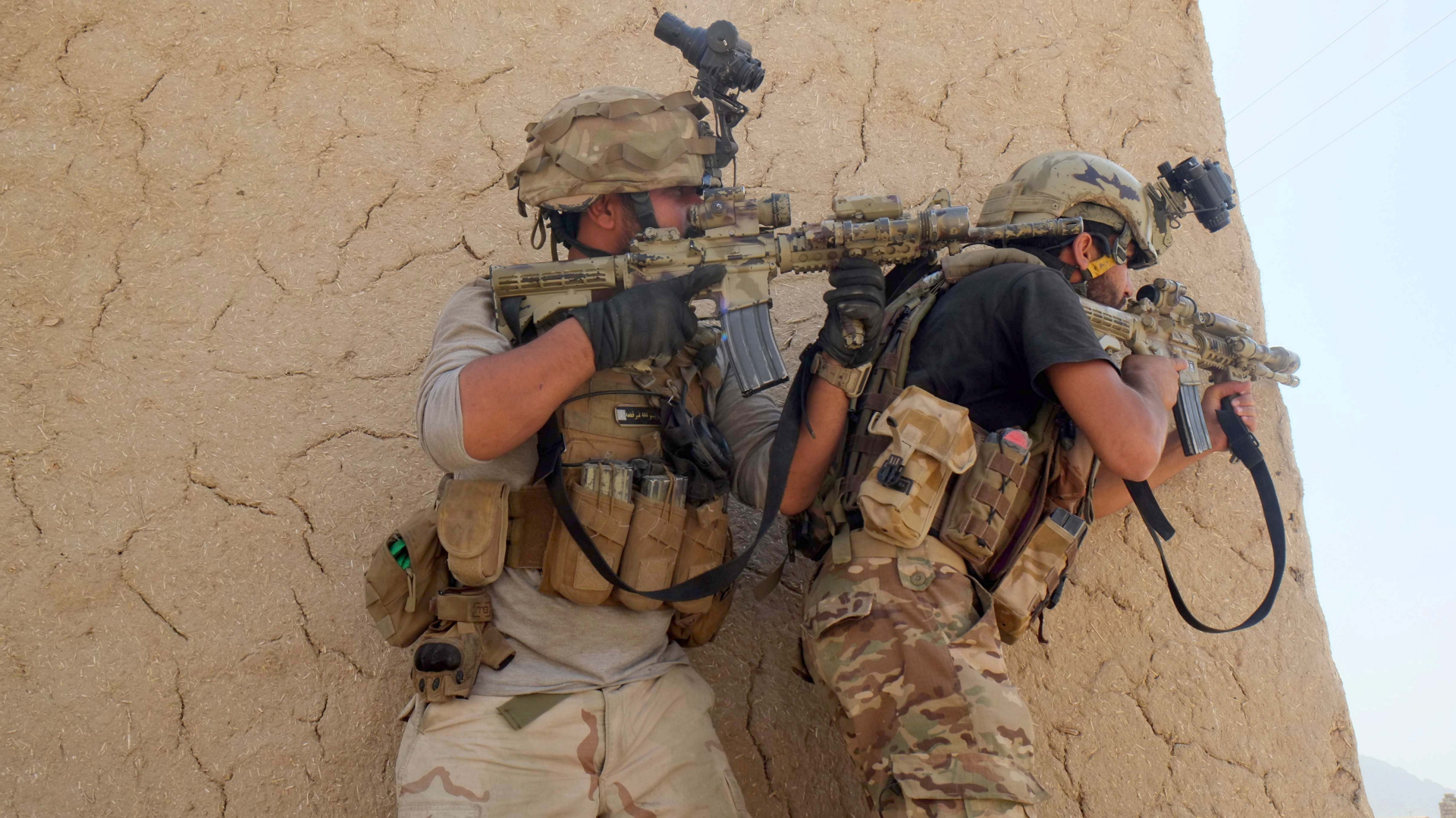 Mitglieder der afghanischen Sicherheitskräfte während eines Kampfes gegen die Taliban. | dpa