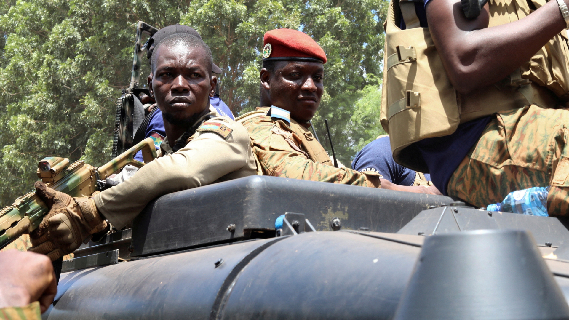 Ibrahim Traoré (Mitte) wird von seinen Soldaten in Ouagadougou in Burkina Faso eskortiert. | REUTERS