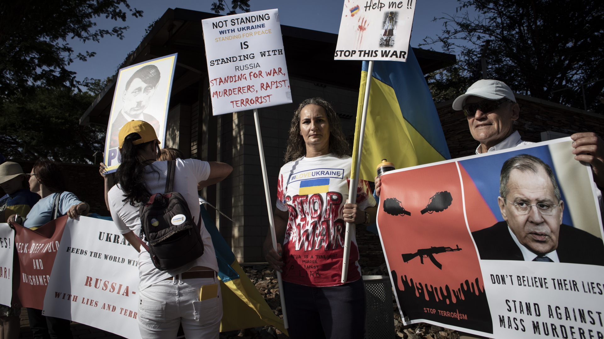 Protestierende halten in Pretoria Plakate hoch - gegen den Besuch von Russlands Außenminister Lawrow und den russischen Krieg in der Ukraine. | Foto: EPA/KIM LUDBROOK