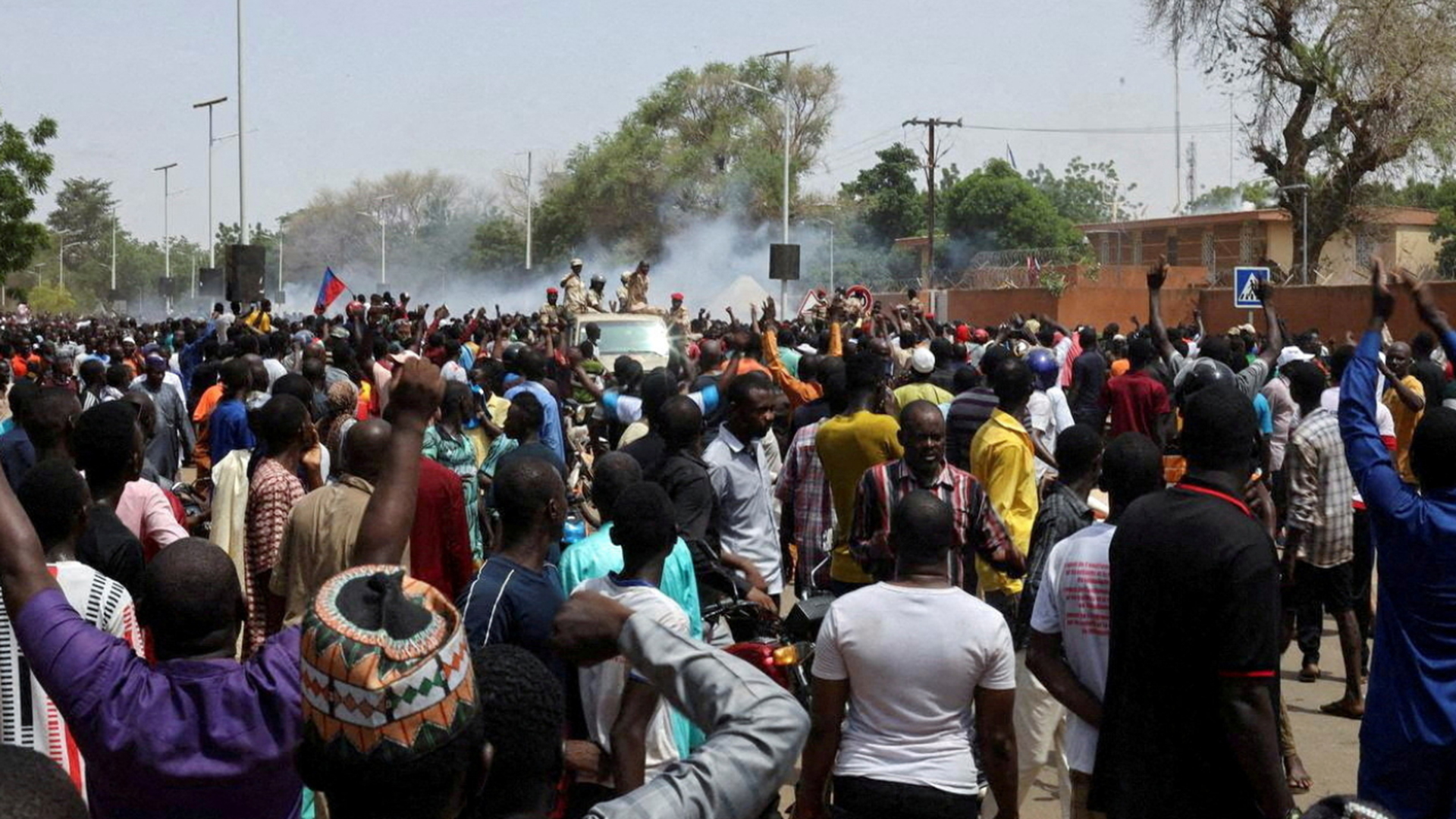 Protestierende an der französischen Botschaft in der nigrischen Hauptstadt Niamey.