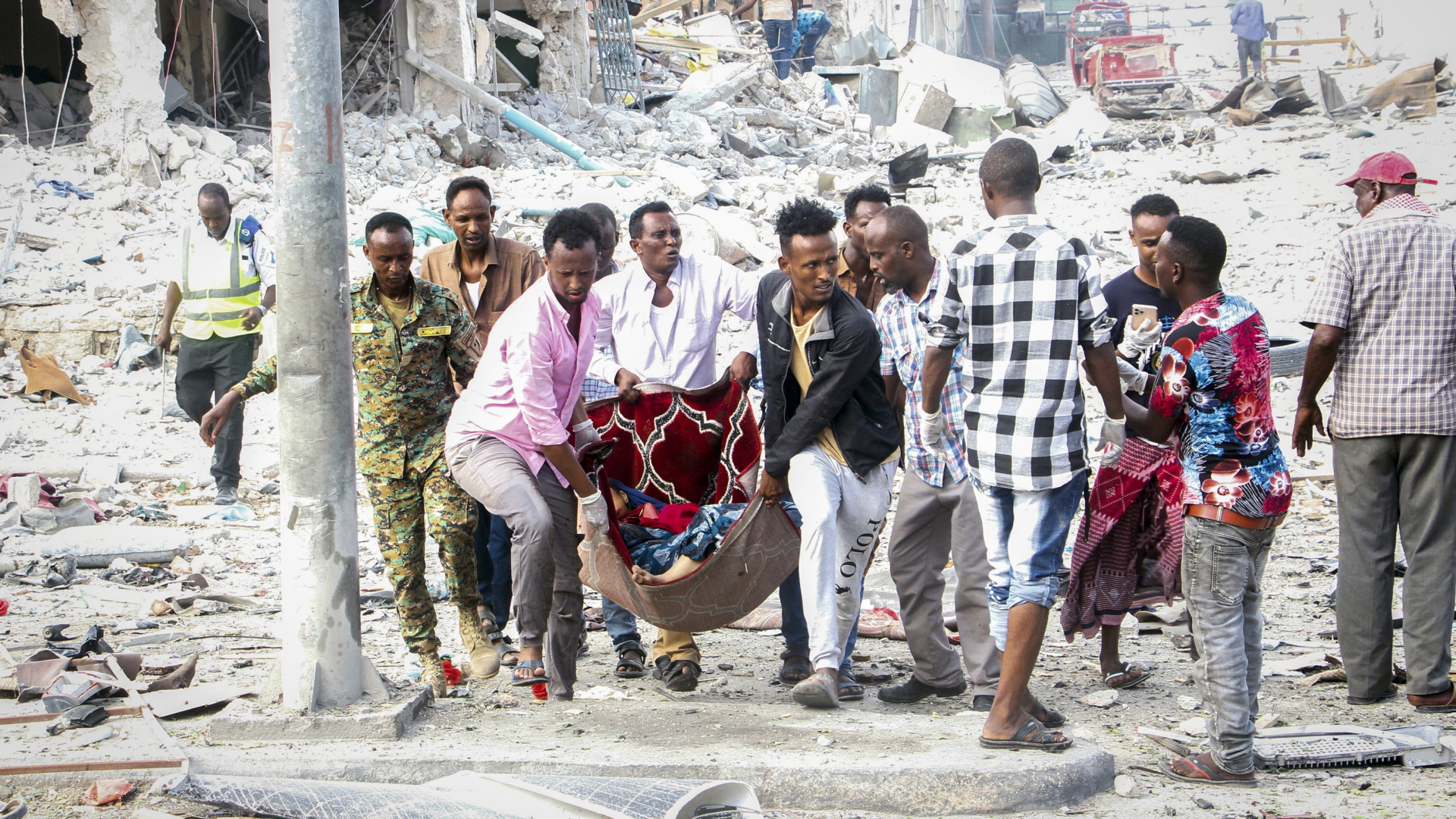 Helfende in Mogadischu nach einem Terroranschlag | AP Photo/Farah Abdi Warsameh