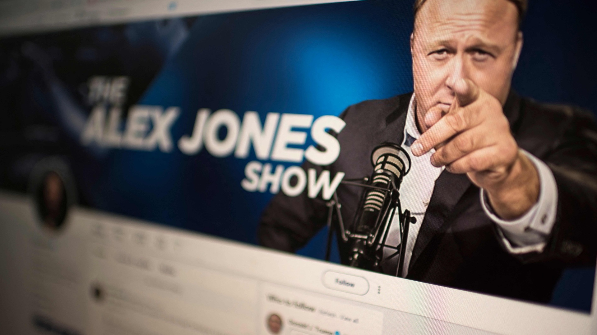 Ein Computerbildschirm zeit den Twitter-Account des rechten Verschwörungsideologen Alex Jones.