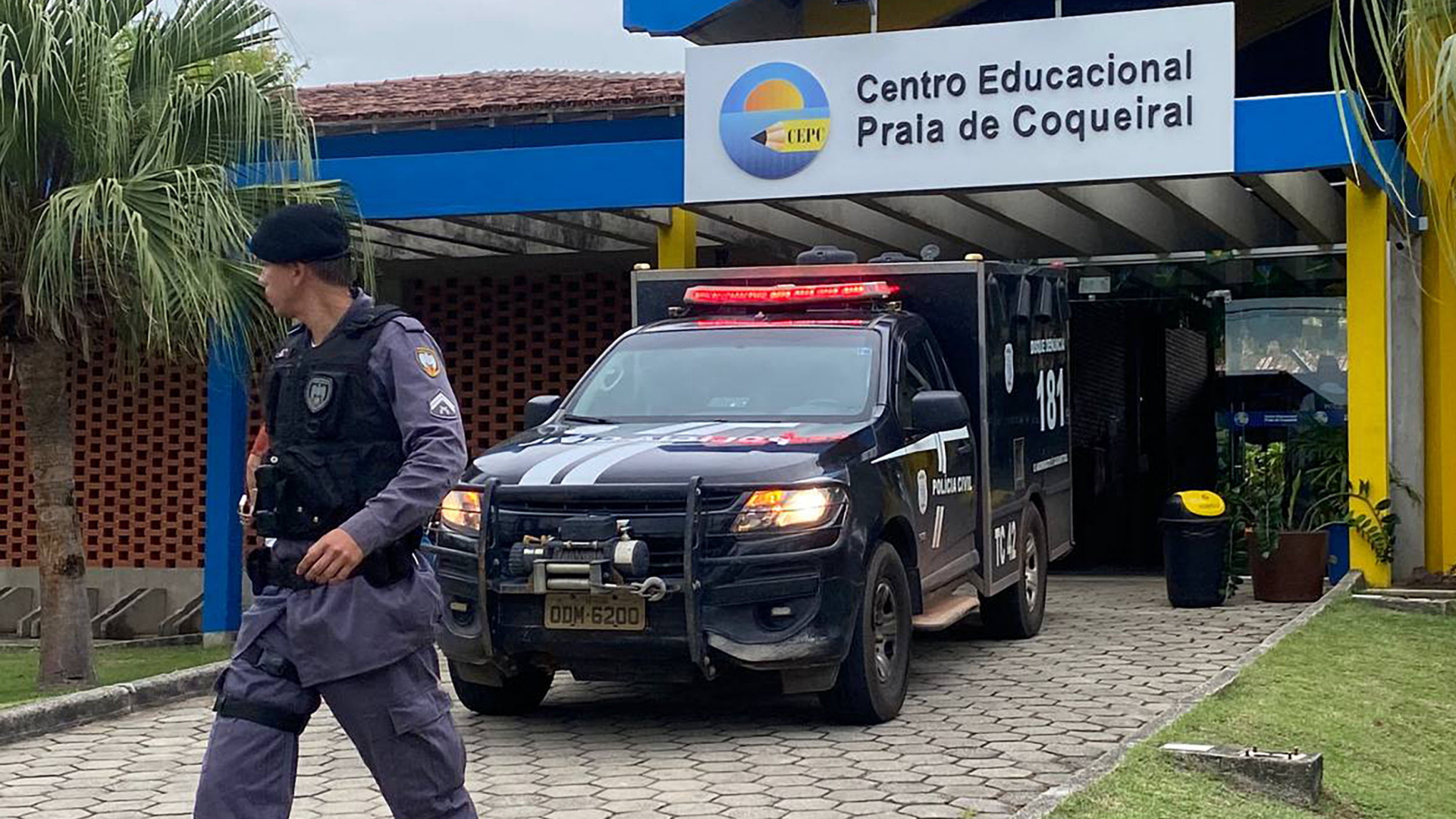 Nach einem Angriff mit Schusswaffen auf zwei Schulen steht ein Polizeibeamte vor einer der Schulen. | KADIJA FERNANDES / AFP